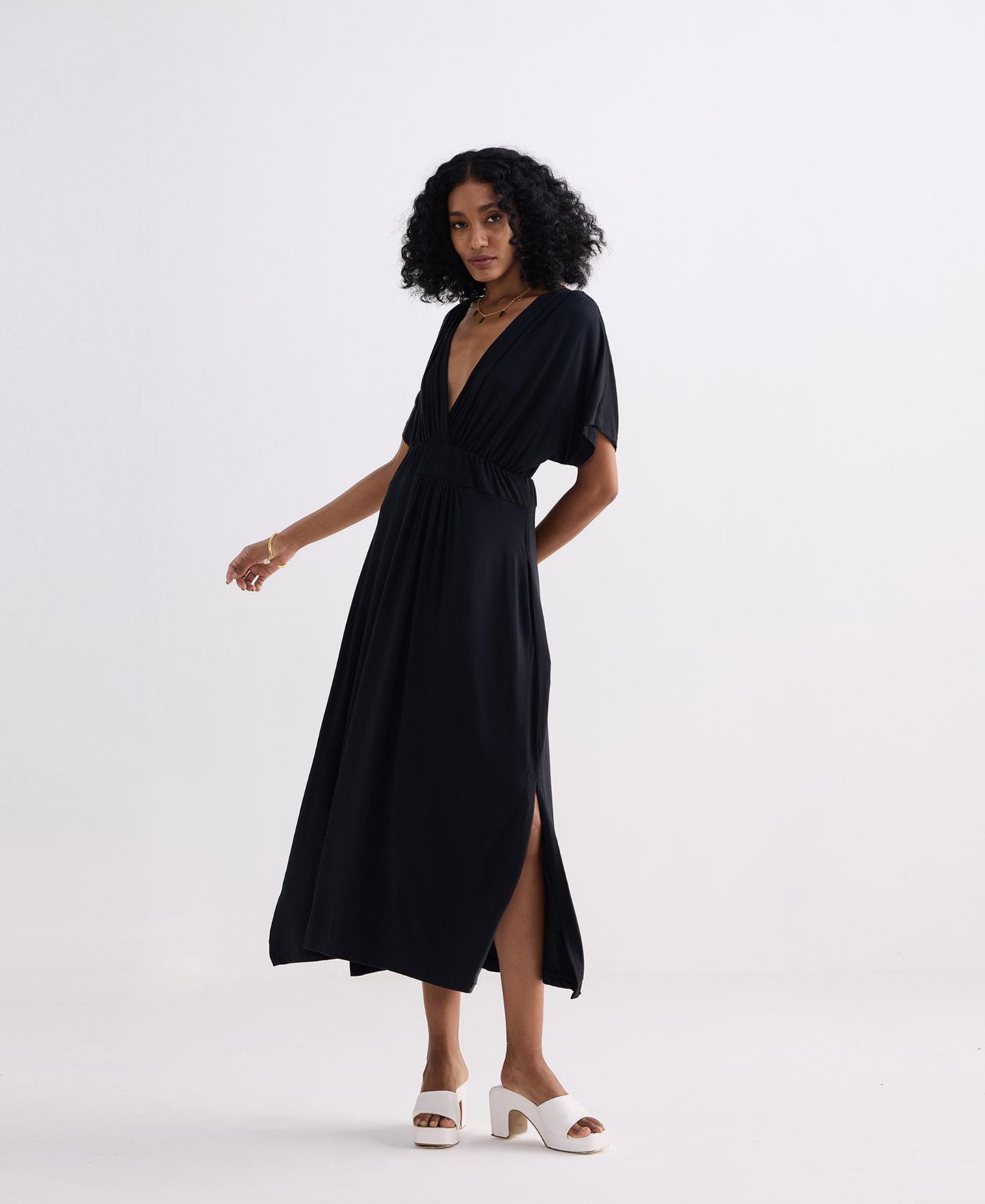 Женское платье Reistor Flowy A-Line Maxi with Side Slits in Black, цвет: Чёрный — фото 4
