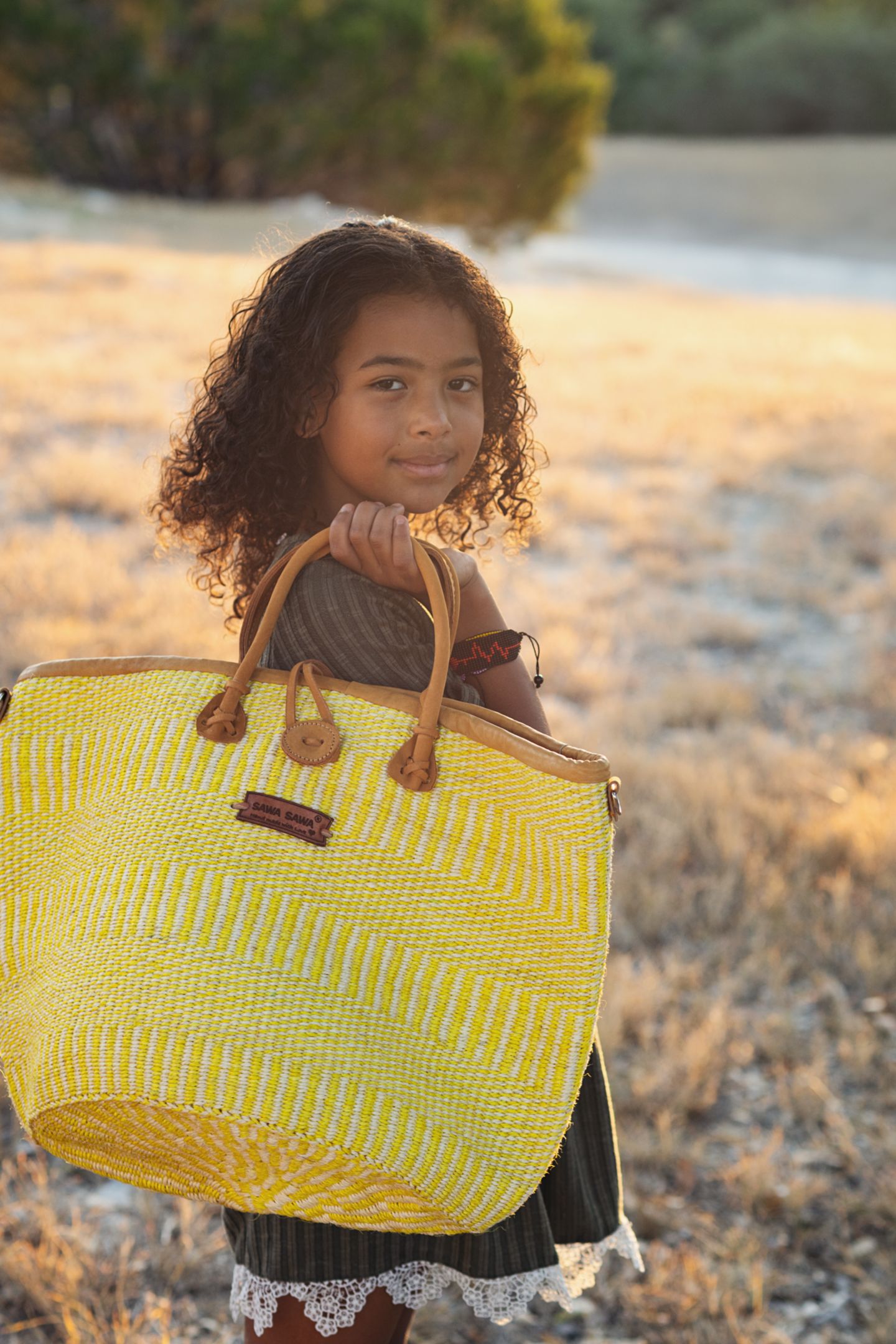 Женская сумка SAWA SAWA Golden Glow Warmth Handmade Sisal Straw Summer Basket Tote, цвет: Жёлтый / Белый — фото 4