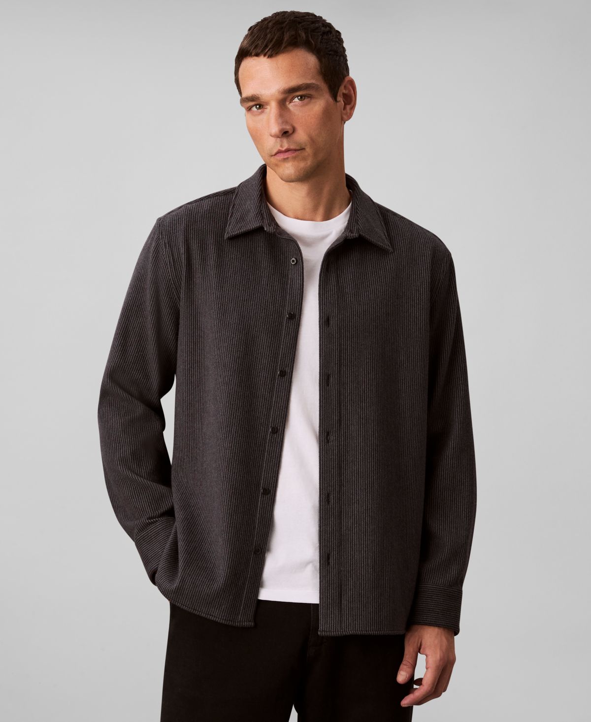 Мужская легкая рубашка на пуговицах