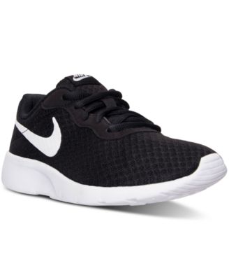 black casual tennis shoes