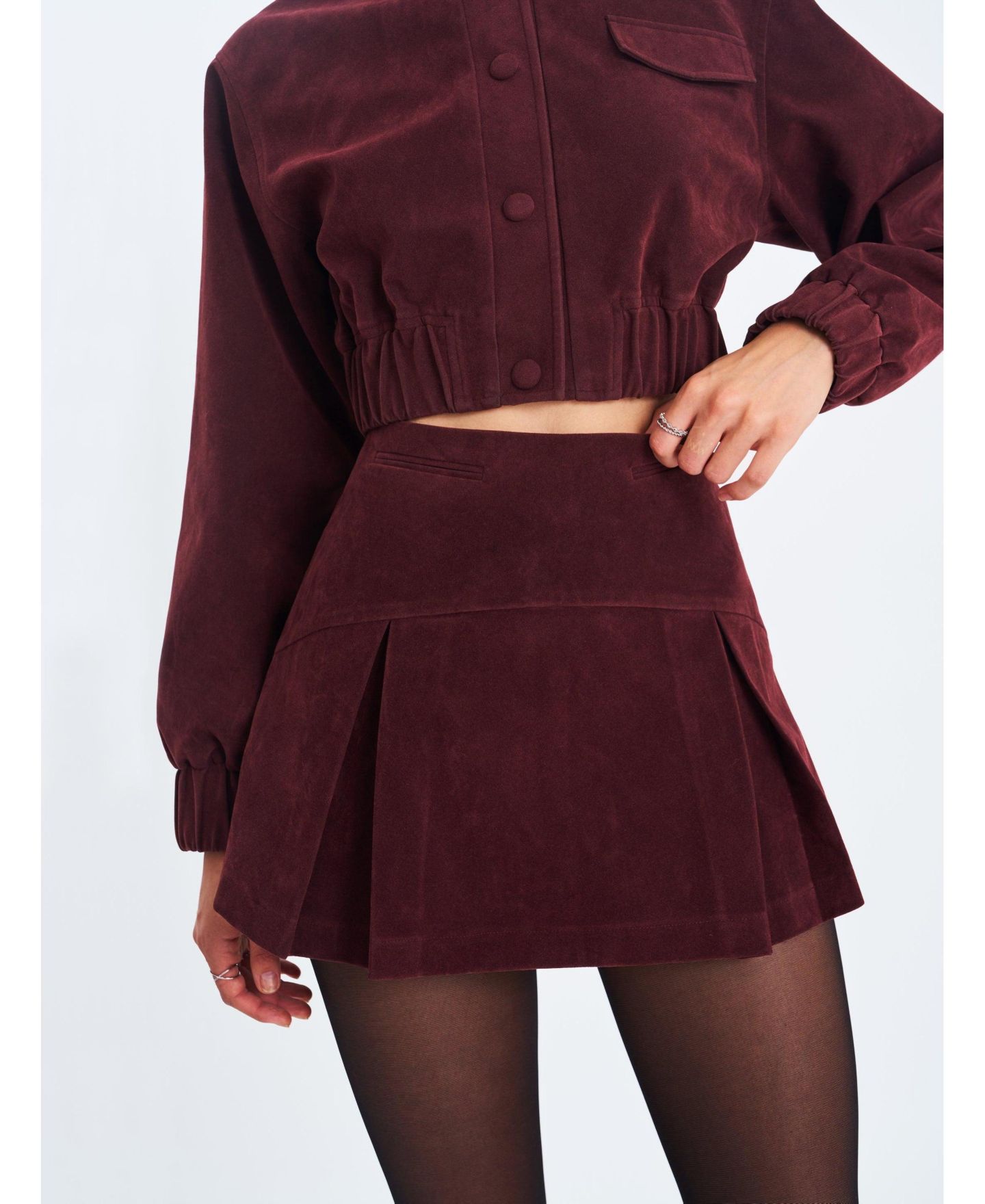 Женская юбка Miss Circle Faryn Mahogany Faux Suede Pleated A-Line Mini, цвет: Красное дерево — фото 1