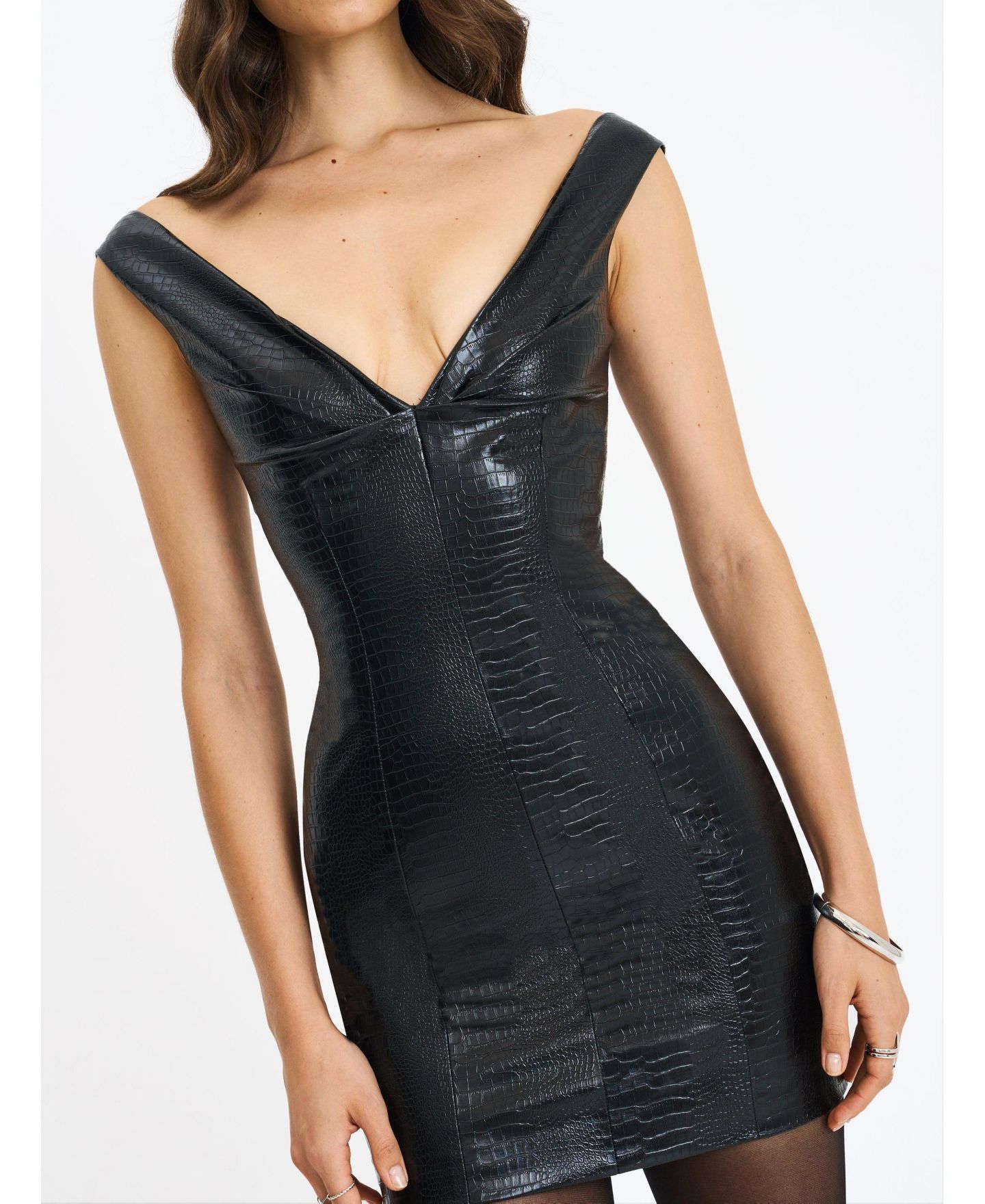 Женское платье Miss Circle Quilia Black Faux Crocodile Leather Plunge Mini, цвет: Чёрный — фото 3