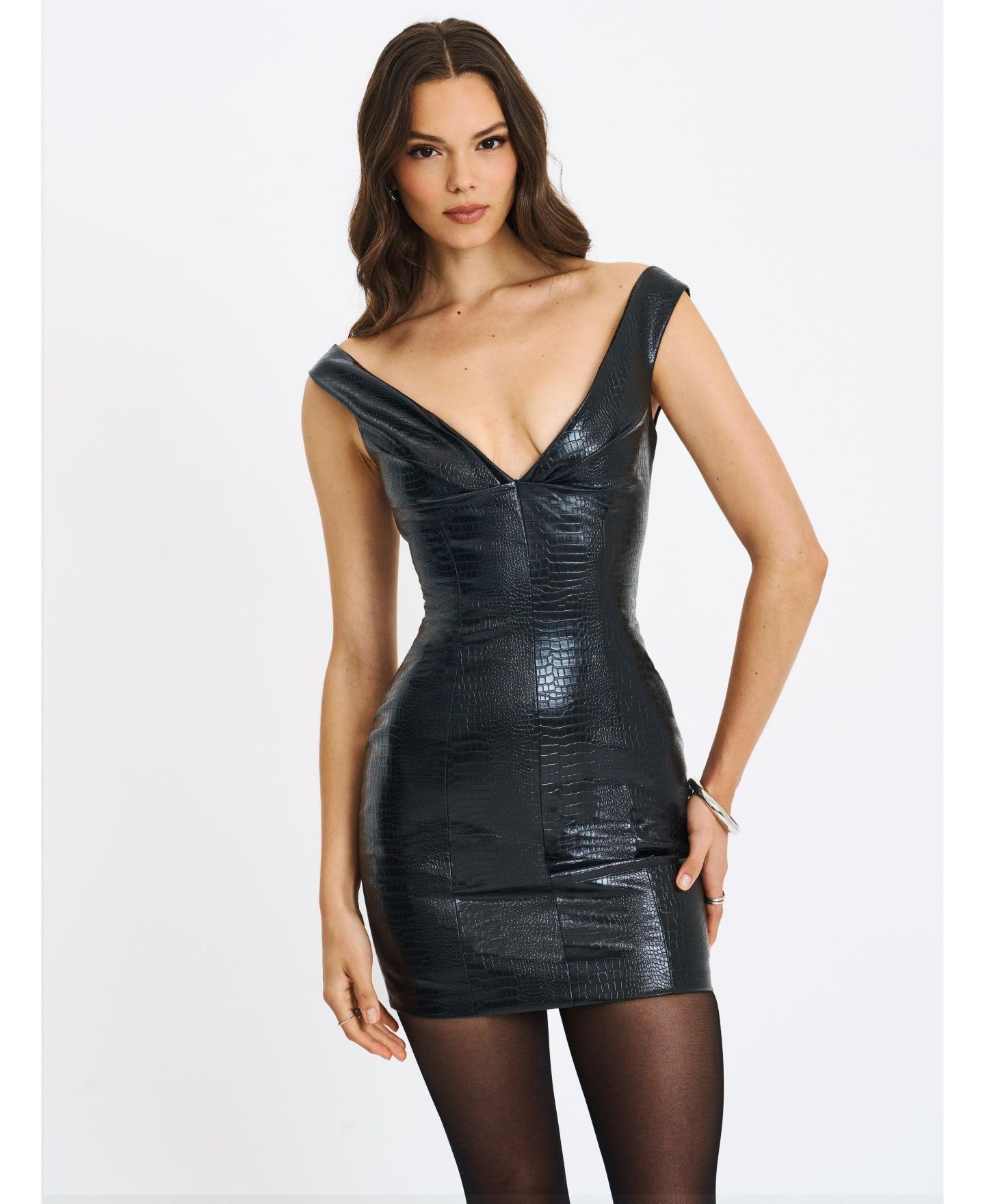 Женское платье Miss Circle Quilia Black Faux Crocodile Leather Plunge Mini, цвет: Чёрный — фото 1
