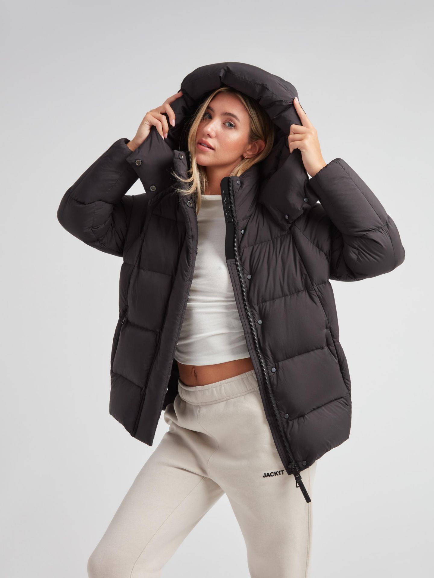 Женская куртка JACK1T Cloud Prime Hooded Down, цвет: Чёрный / Серо-бежевый — фото 8