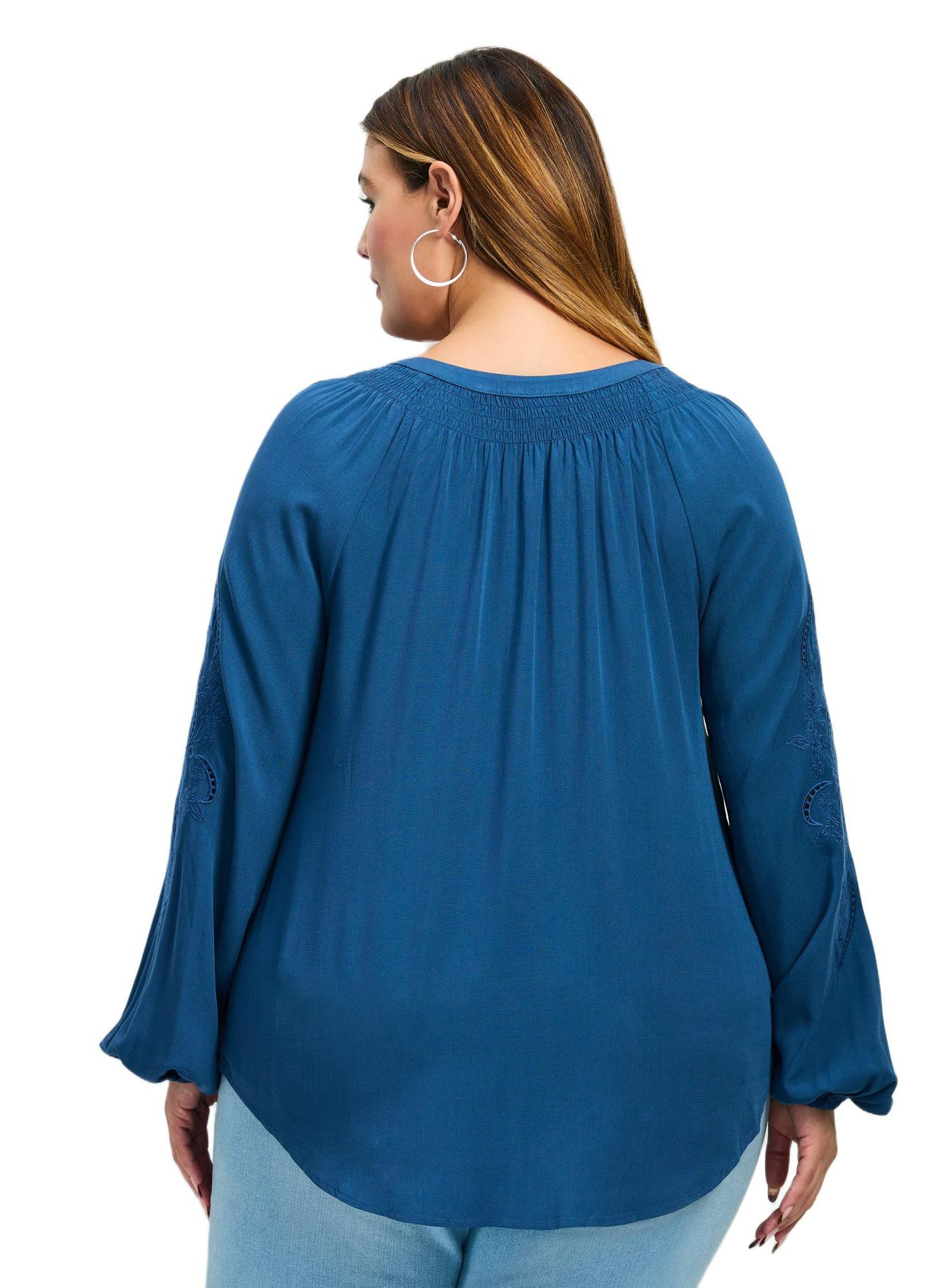 Женская рубашка Avenue Plus Size Gabby Embroidered Pintuck, цвет: Индиго — фото 2