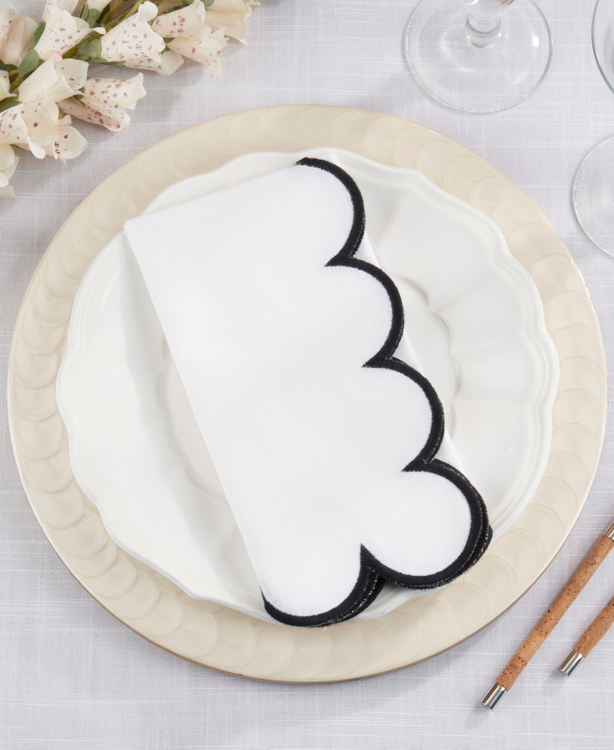 Saro Lifestyle Scalloped Hem Napkin, Set of 4