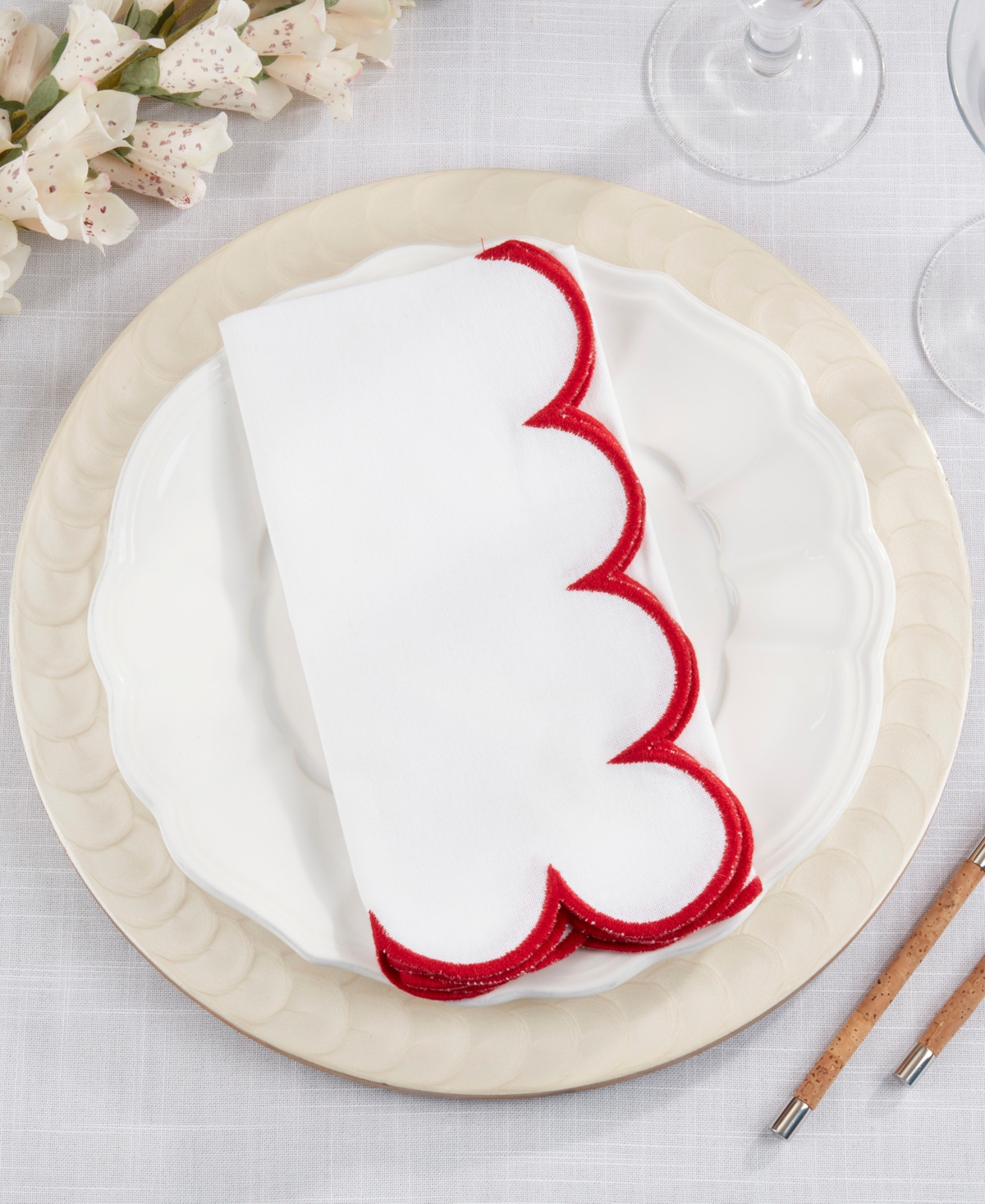 Saro Lifestyle Scalloped Hem Napkin, Set Of 4 In Red