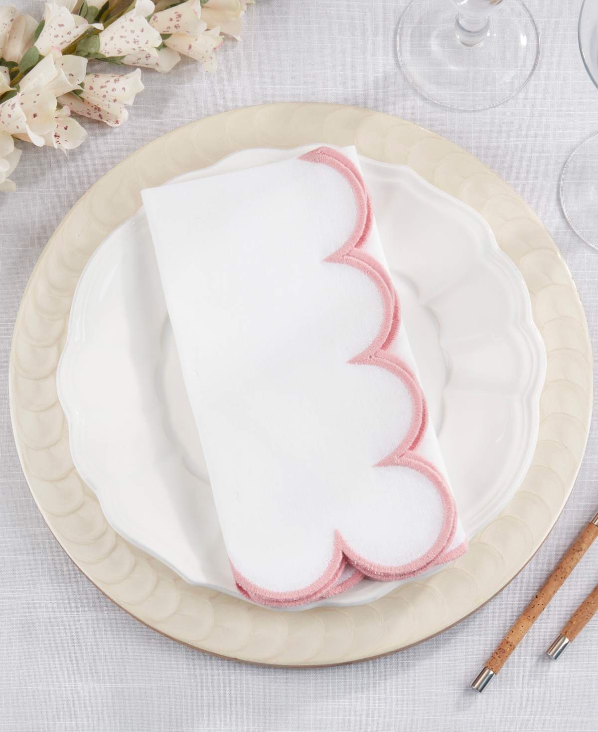 Saro Lifestyle Scalloped Hem Napkin, Set Of 4 In Multi