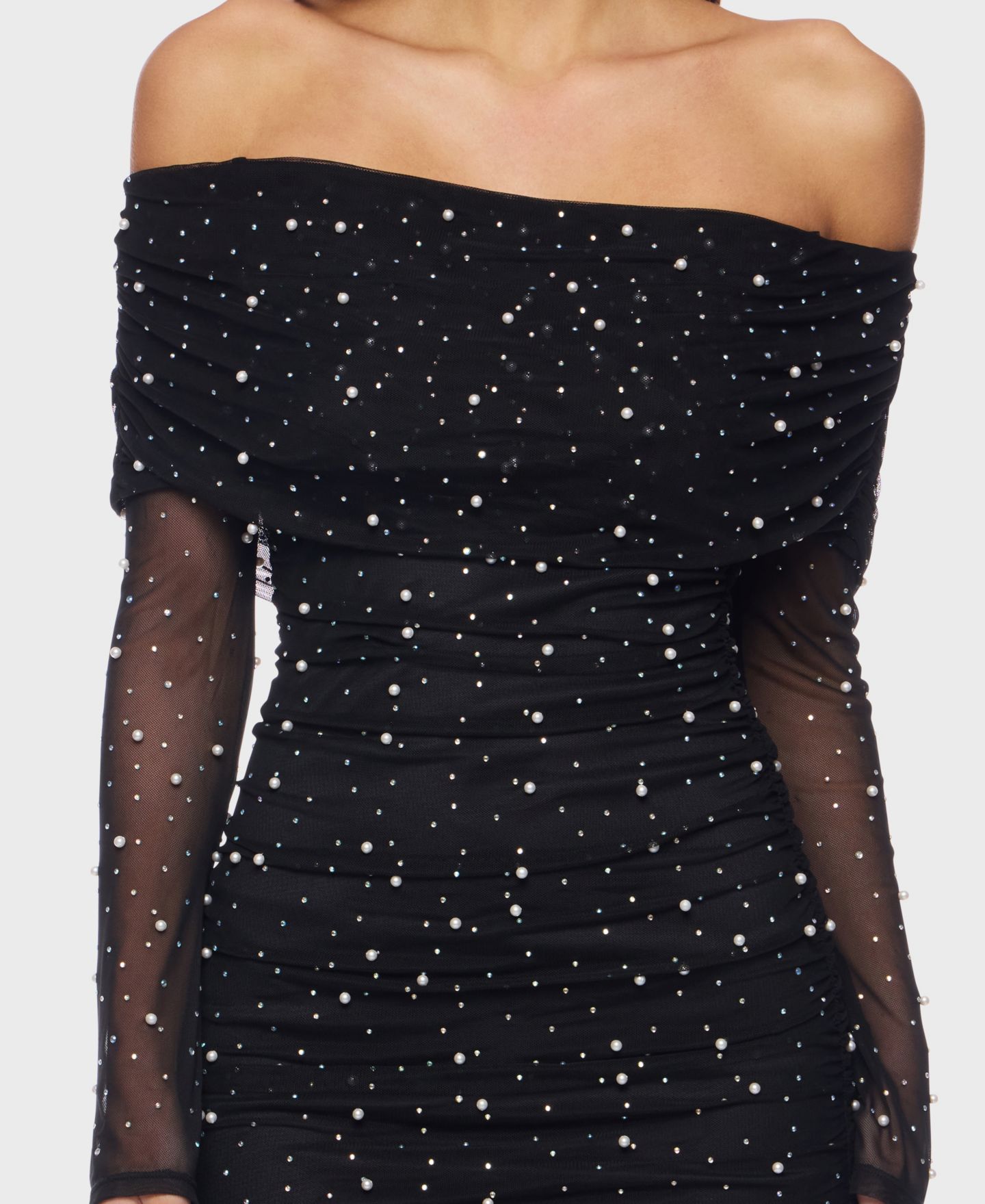 Женское платье B Darlin Juniors Off-the-Shoulder Short Dress with Long Sleeves and Pearl Detail, цвет: Чёрный / Белый — фото 5