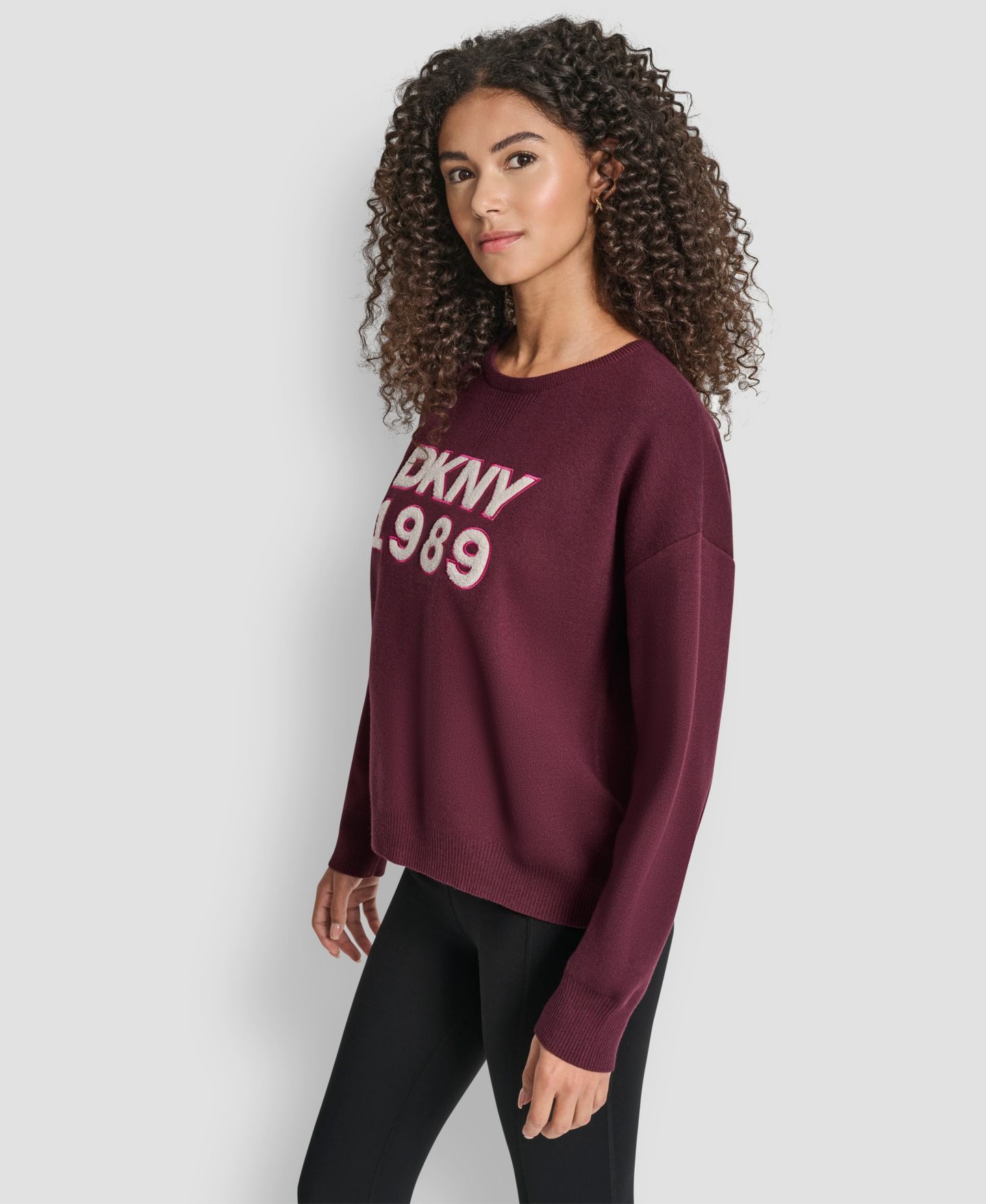 Женский свитер DKNY Textured Logo Crewneck, цвет: Syrah — фото 2