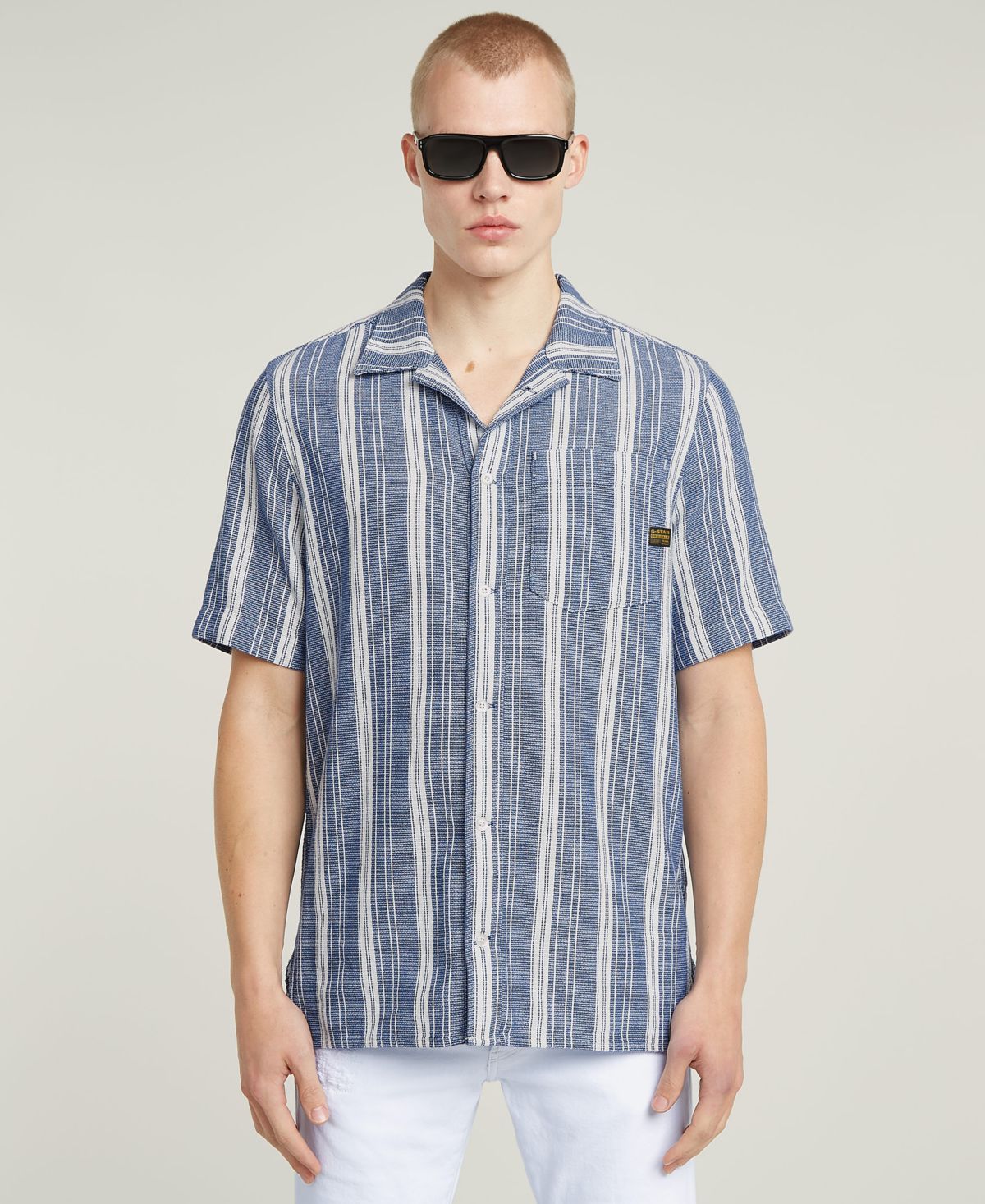 Мужская рубашка обычного покроя с одним карманом