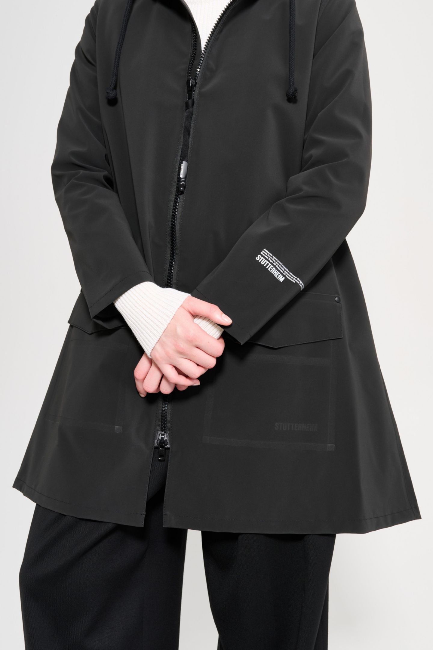 Женские куртки Stutterheim Mosebacke Patch Matte Raincoat, цвет: Чёрный — фото 7