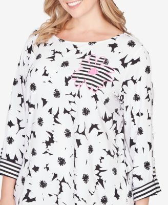 Plus Size Embroidered Daisy Graphic Top