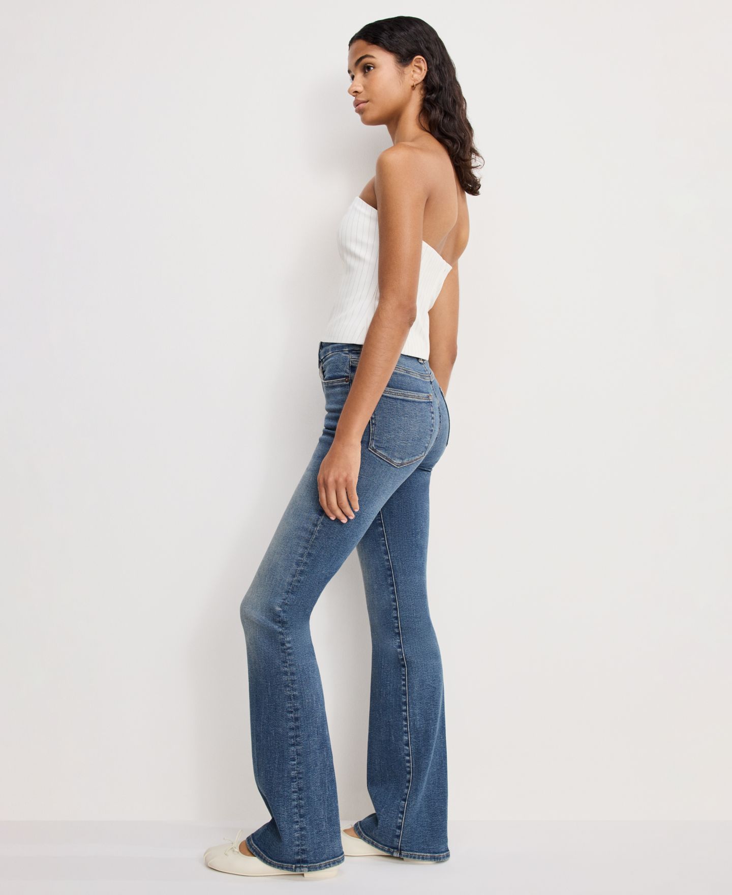Женские джинсы Good American Classic Slim Fit Bootcut, цвет: Индиго — фото 3