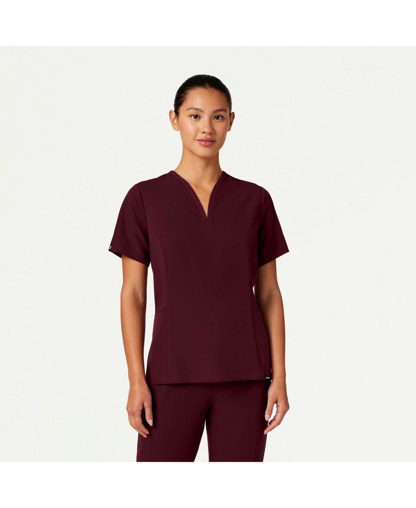Женский топ Jaanuu Calix 2-Pocket Tailored V-Neck Scrub, цвет: Бордовый — фото 1