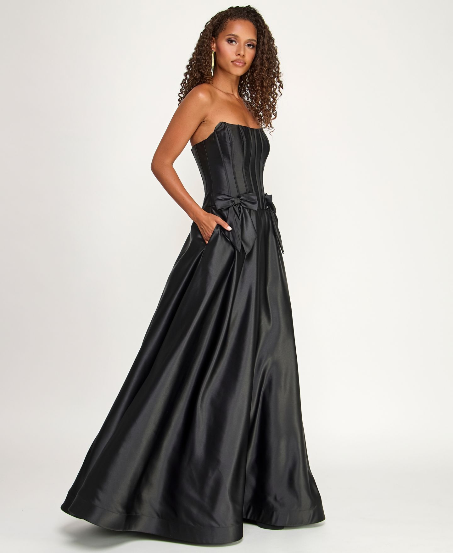 Женское платье B Darlin Juniors Strapless Satin Ball Gown with Waist Bows and Corset Bodice, цвет: Чёрный — фото 3