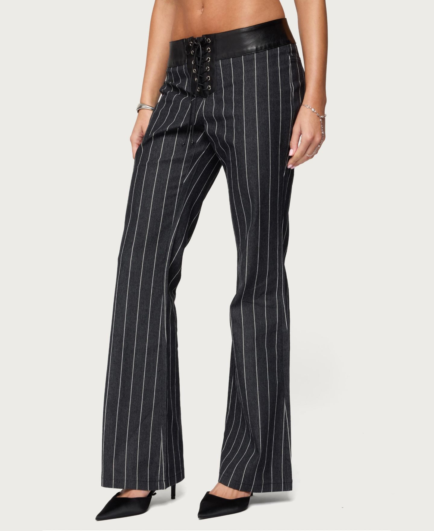 Женские джинсы Edikted Pinstripe and Faux Leather Low Rise Flared, цвет: Тёмный синий — фото 4