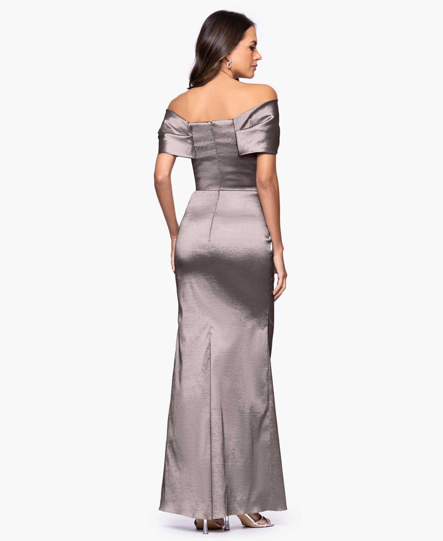 Женские платья Betsy & Adam Off-The-Shoulder Ruched Long Gown, цвет: Мокко — фото 4