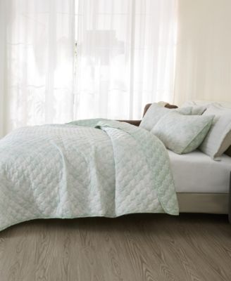 Snowflake Printed Microfiber Quilt Set with Shams