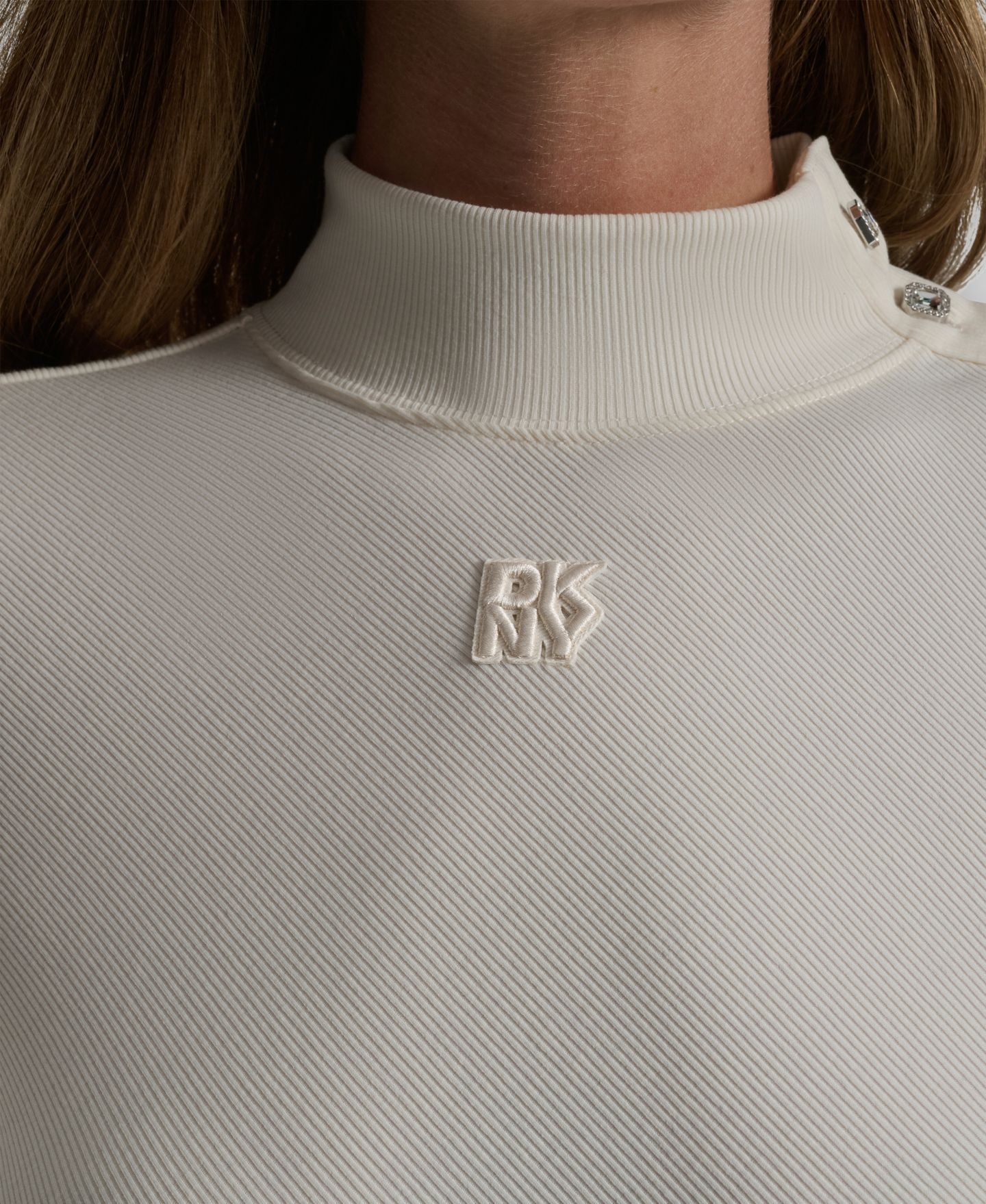 Женская футболка DKNY Jeans Jewel Button Shoulder Mock Neck Long-Sleeve, цвет: Egg Nog — фото 5