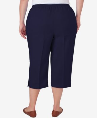 Plus Size Classic Button Hem Gathered Waistband Capri Pants