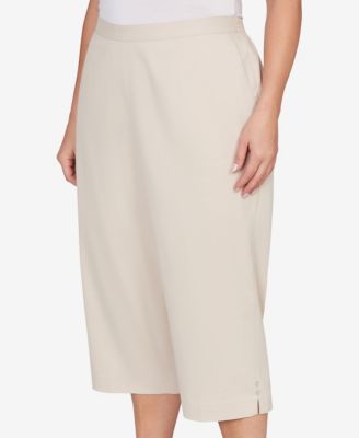 Plus Size Classic Solid Twill Button Hem Capri Pants