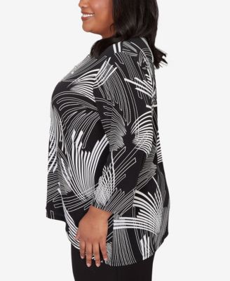 Plus Size Classic Geometric SharkBite Hem Top with Necklace