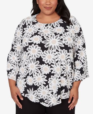 Plus Size Classic Daisy Pointed Hem Top with Necklace