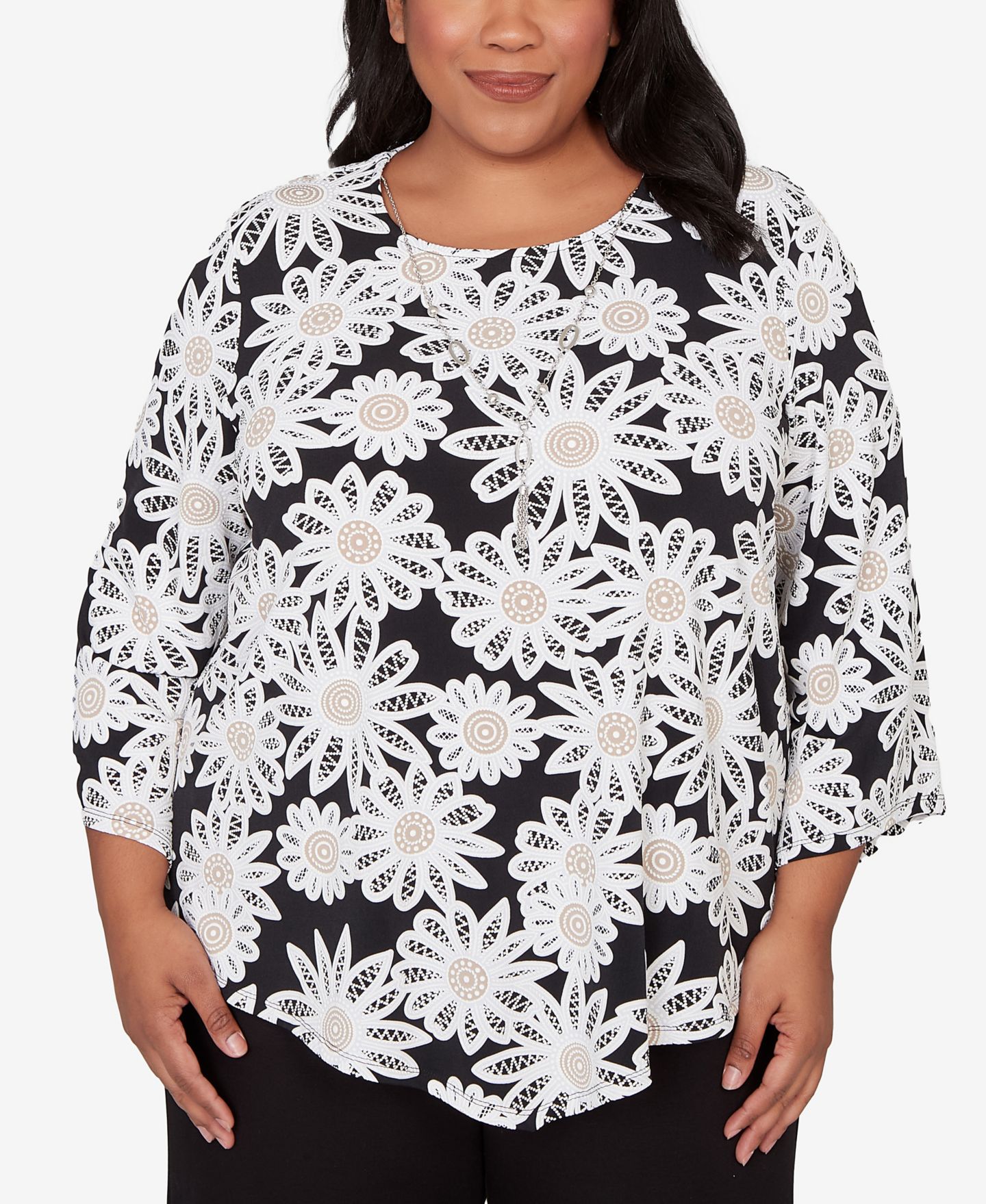 Женский топ Alfred Dunner Plus Size Classic Daisy Pointed Hem with Necklace, цвет: Чёрный — фото 1