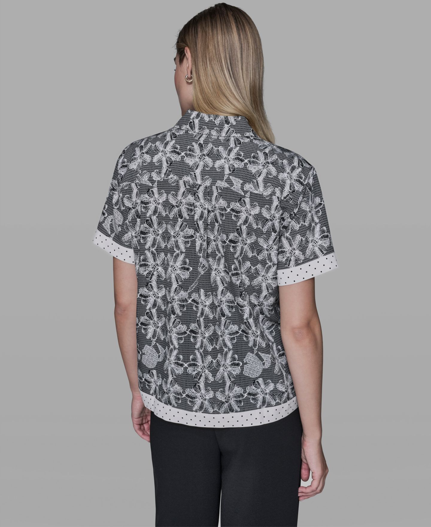 Женская рубашка KARL LAGERFELD PARIS Lace Print Detail Camp, цвет: Чёрный / Бисквитный — фото 5