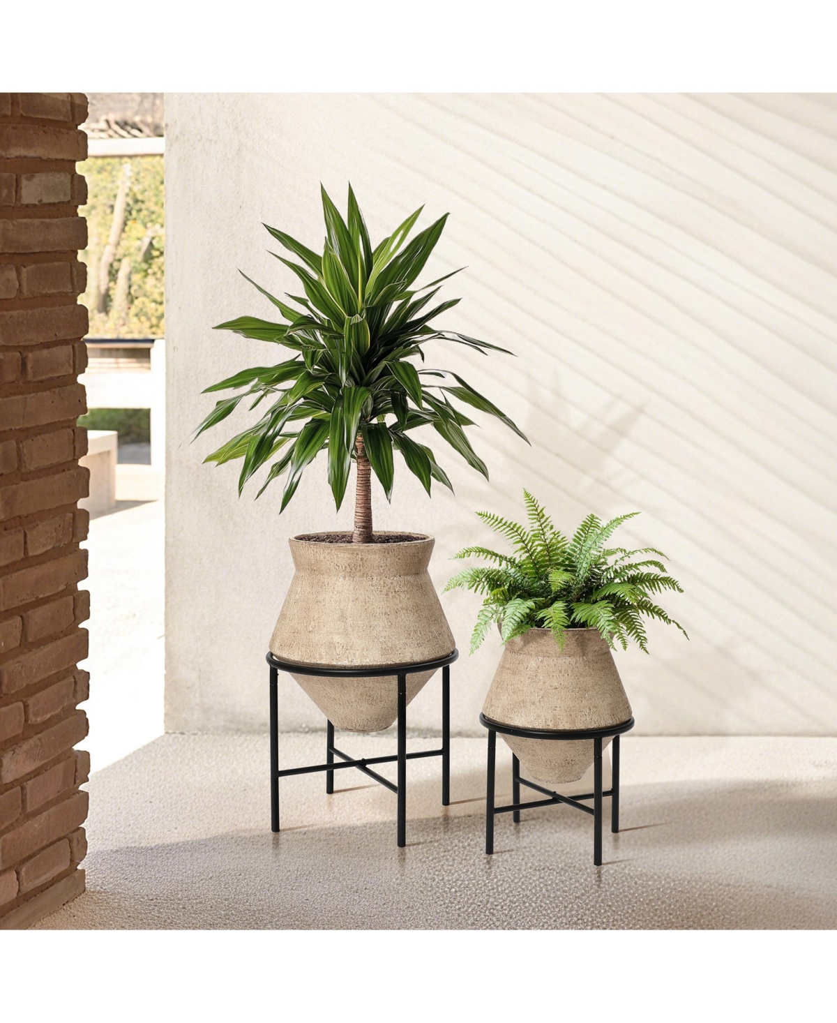 LuxenHome 2-Piece Rustic Brick Red Cachepot Planter Cauldron Set with Black Stands