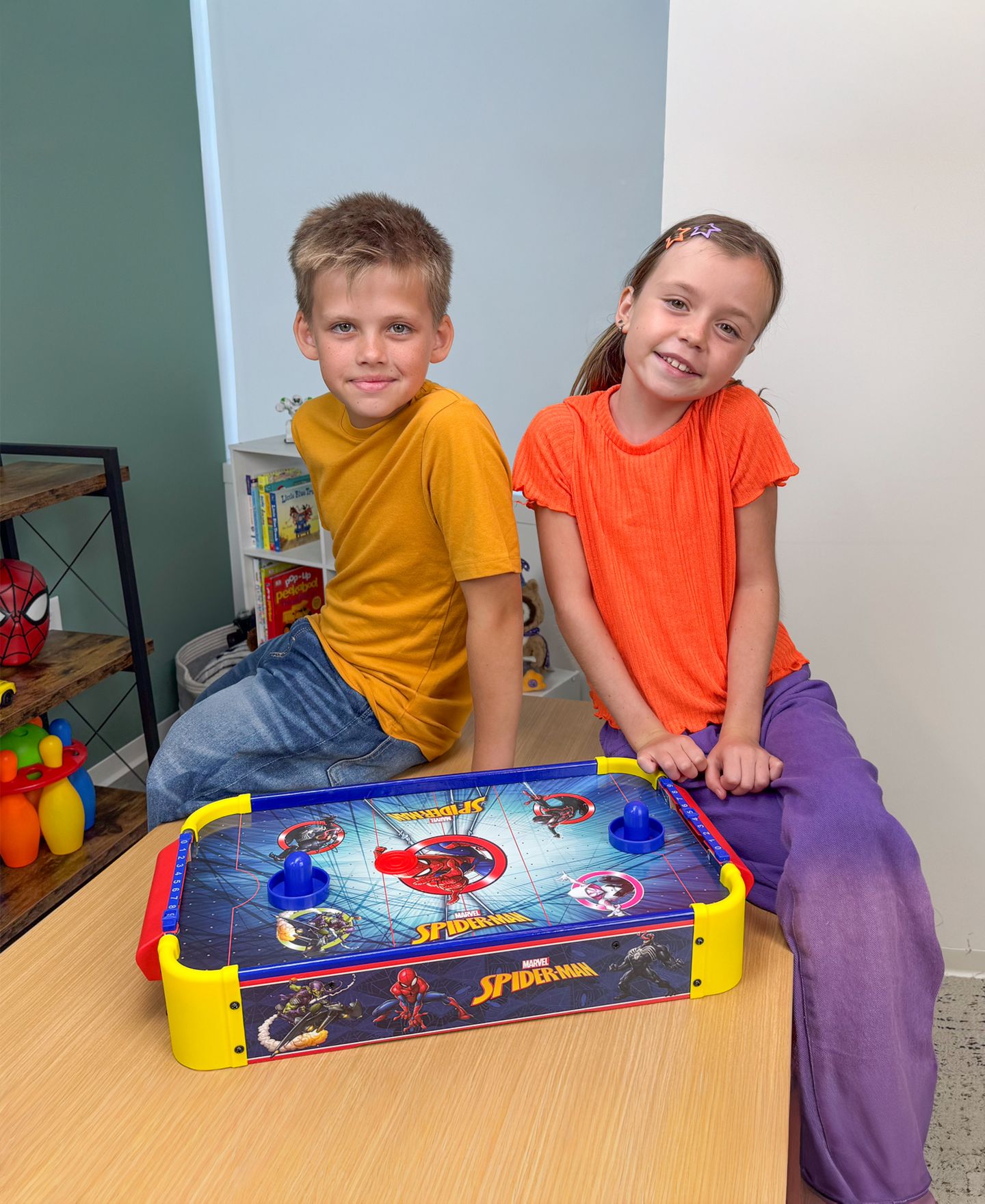 Детская игрушка World Tech Toys Spider-Man Electric Tabletop Wood Air Hockey Table, Ages 4+ — фото 7