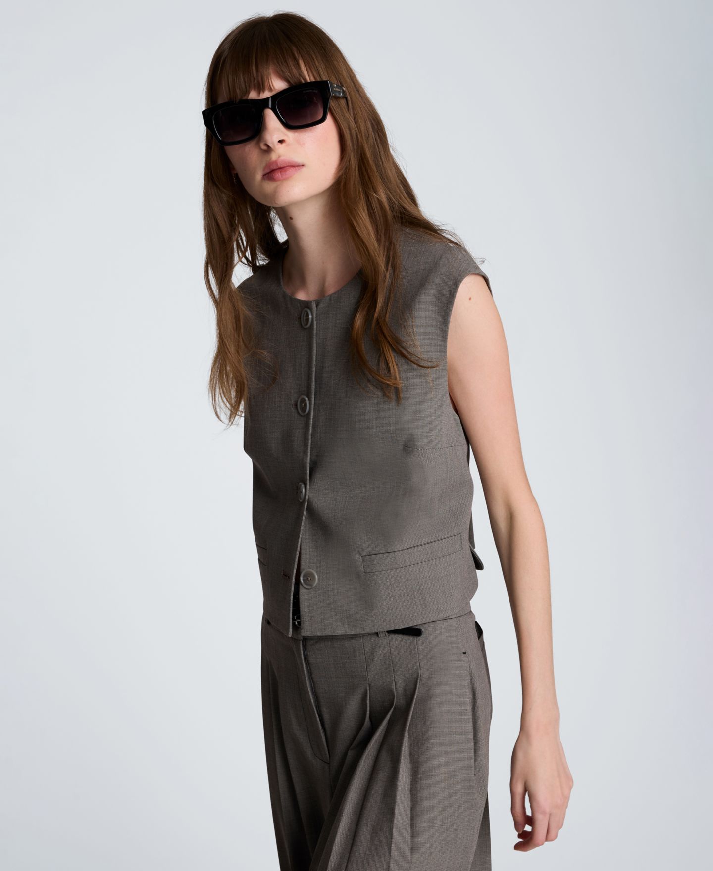 Женский жилет Kenneth Cole Cropped Four Button Vest, цвет: Чёрный / Устричный — фото 3