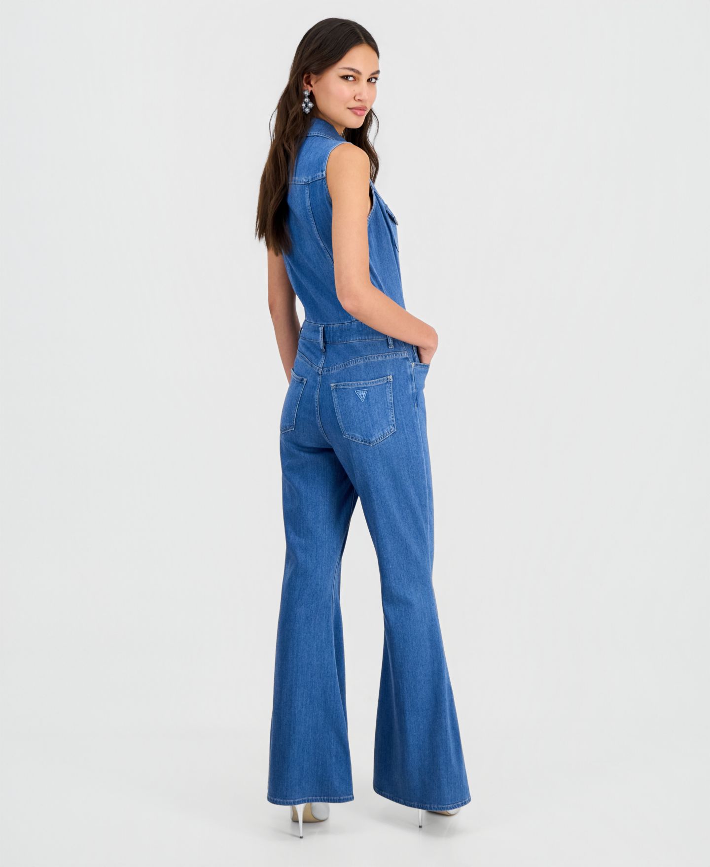 Женский комбинезон GUESS Harlo Sleeveless Flared-Leg Denim Jumpsuit, цвет: Cool Current — фото 5