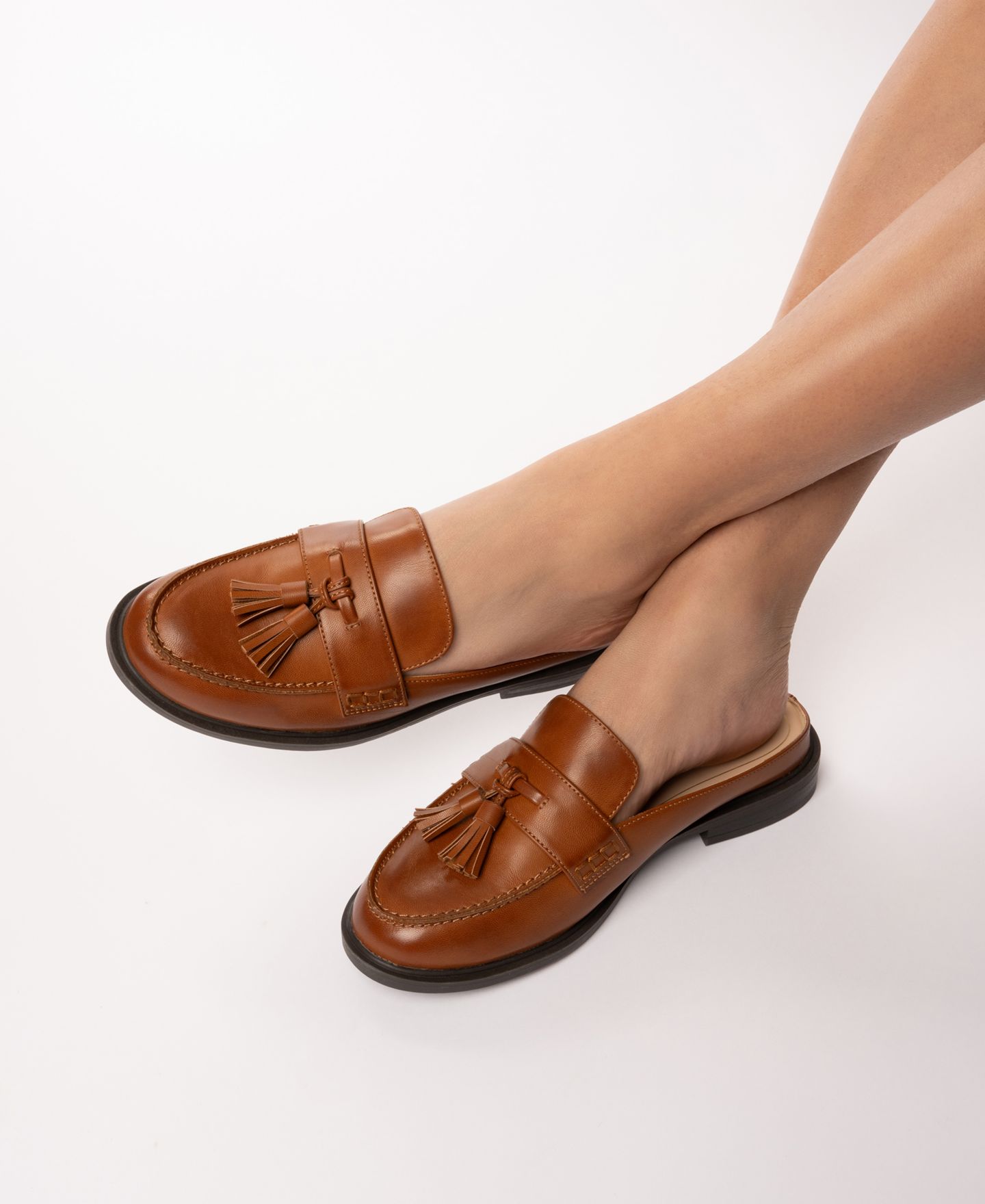 Женские сабо Journee Collection Azura Tassel Loafer Mules, цвет: Чёрный — фото 3