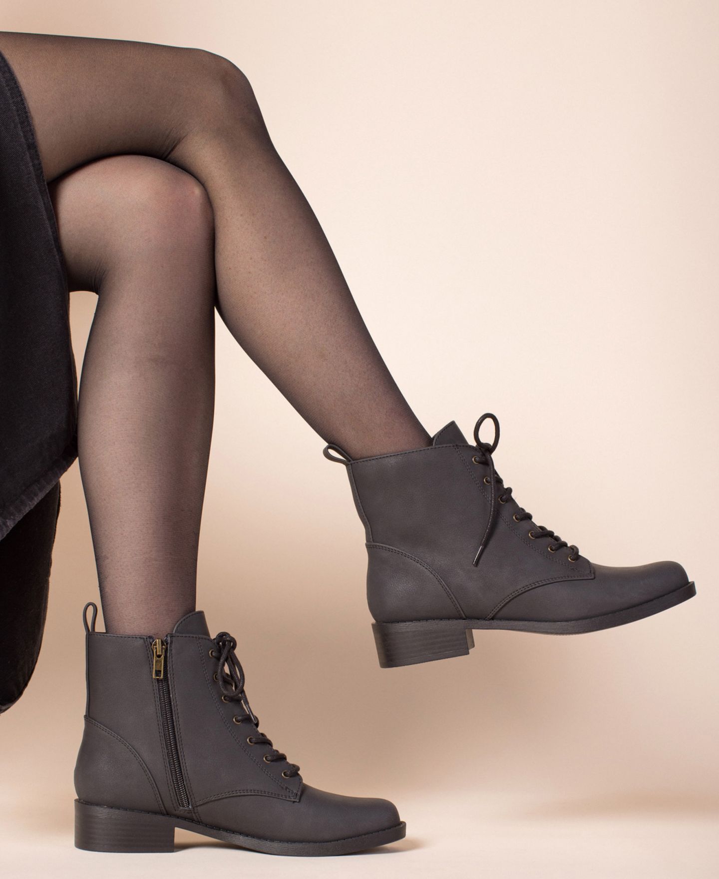 Женские ботинки Journee Collection Kodah Lace Up Ankle Booties, цвет: Чёрный — фото 9