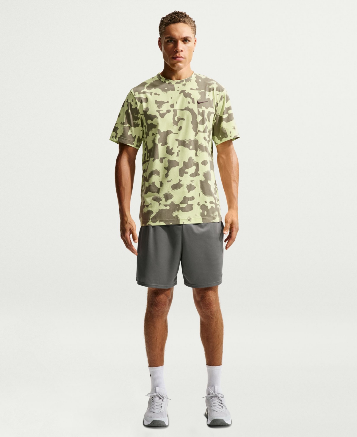 Nike Men's Hyverse Dri-fit Uv Short-sleeve Training Crewneck T-shirt In Green