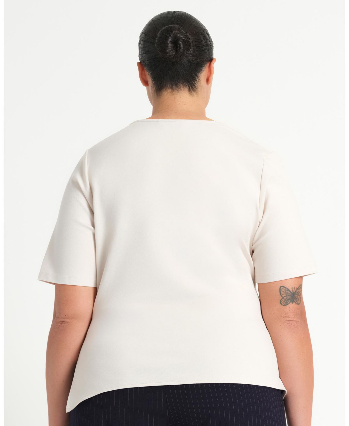 Женская футболка ESTELLE Plus Size Sasha Assymetric Pleated Modern T-Shirt Top, цвет: Устричный — фото 4