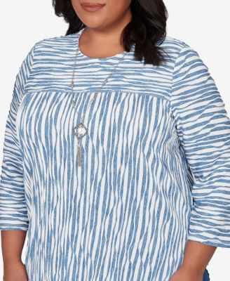 Plus Size Austin Novelty Spliced Textured Top with Necklace