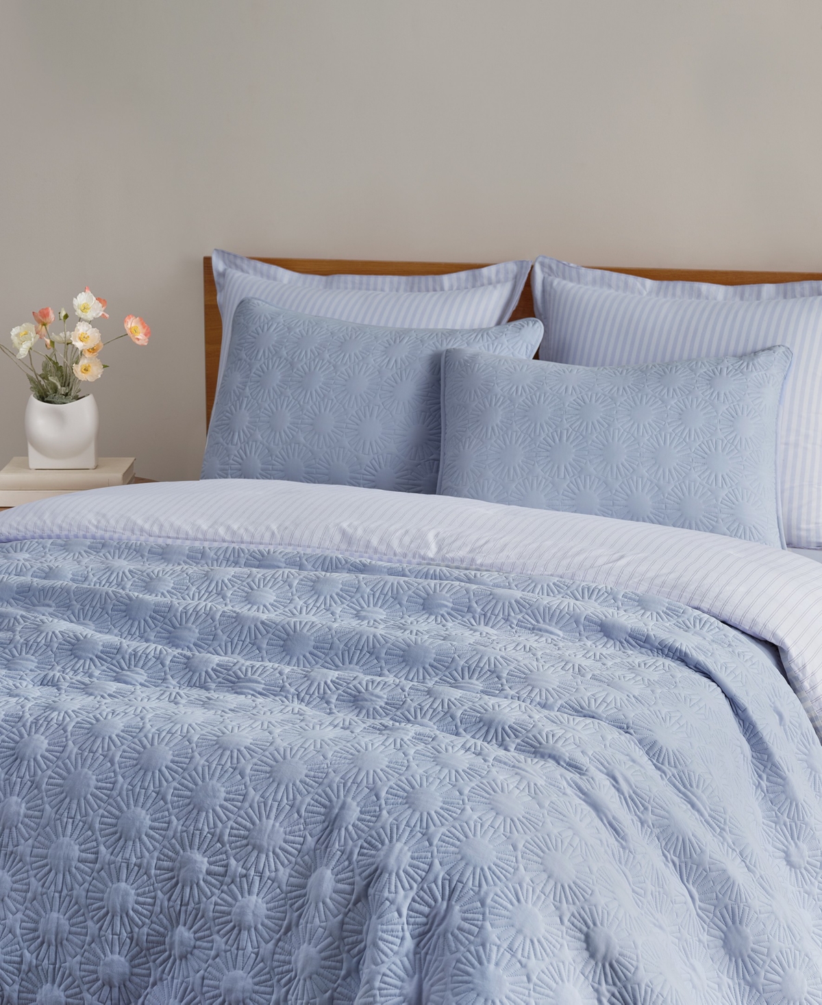 Closeout! Ugg Devon Sun Logo Quilt Set