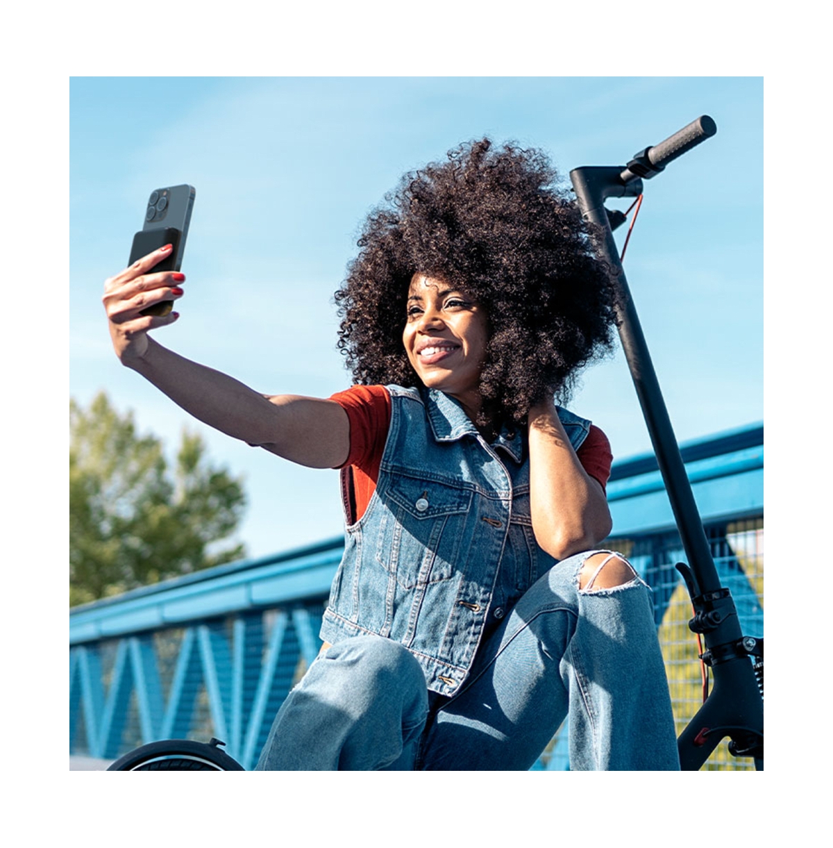 Belkin BoostCharge Magnetic Wireless Power Bank and Stand 5,000 mAh