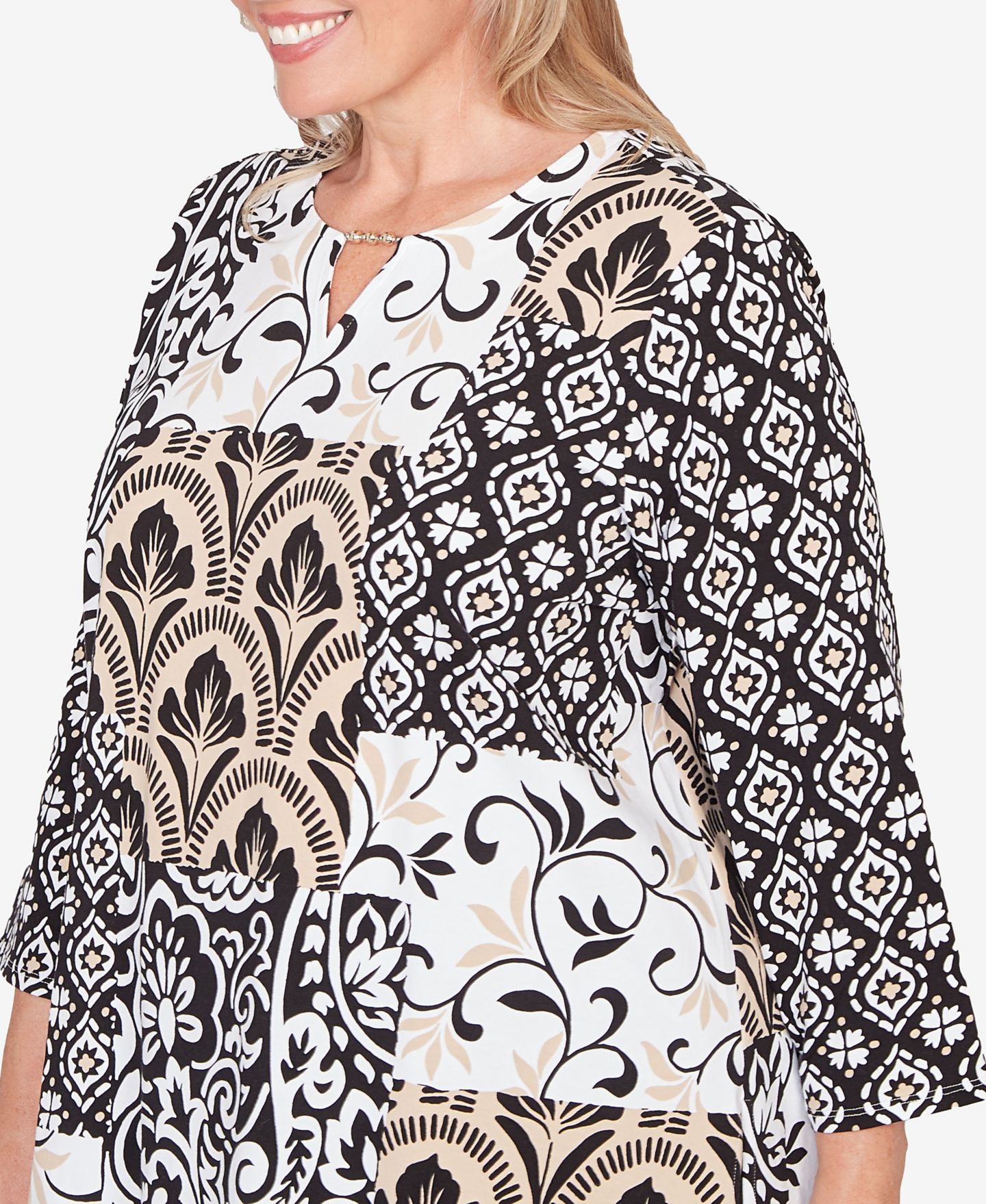 Женский топ Alfred Dunner Plus Size Classic Geometric Scroll Patchwork Split Neck, цвет: Рыжевато-коричневый / Чёрный — фото 4