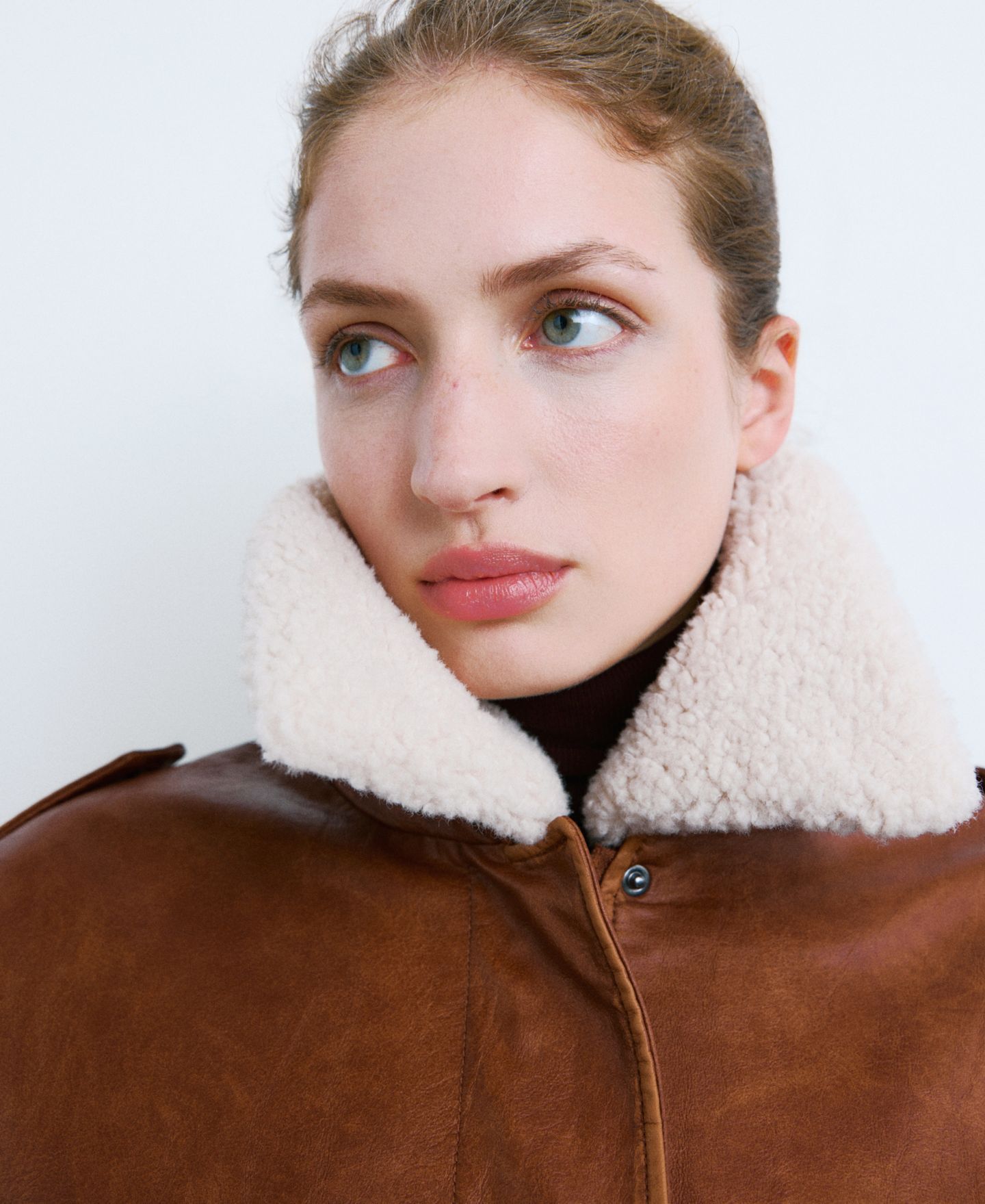 Женская куртка Mango Fleece Collar, цвет: Коричневый — фото 6