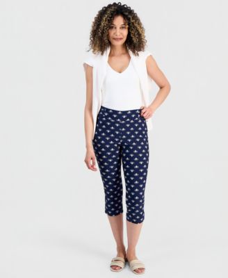 Petite Graphic Flourish Rivet Capri Pants