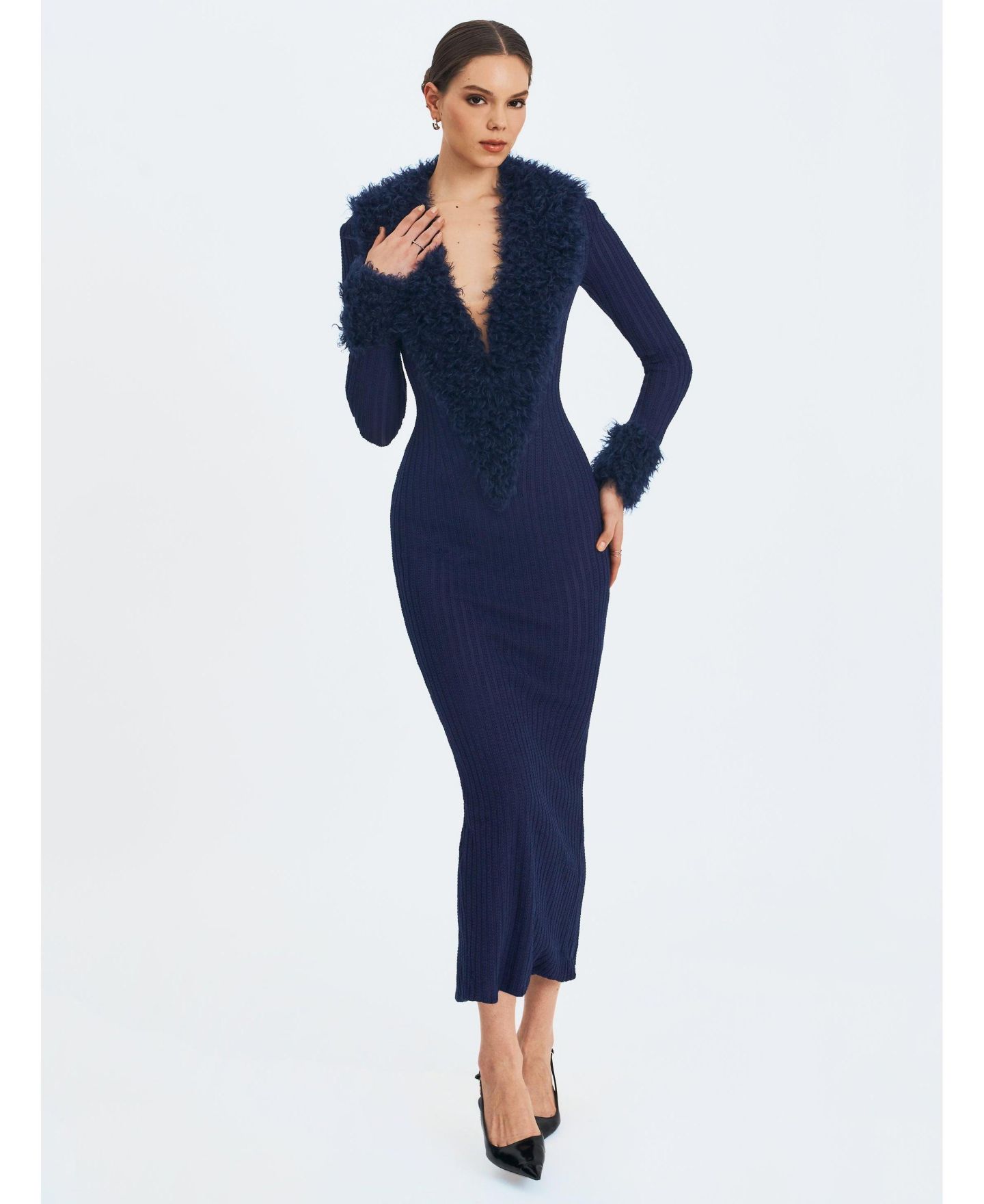 Женское платье Miss Circle Romina Plunging Fur Trimmed Crochet Maxi, цвет: Тёмно-синий — фото 5