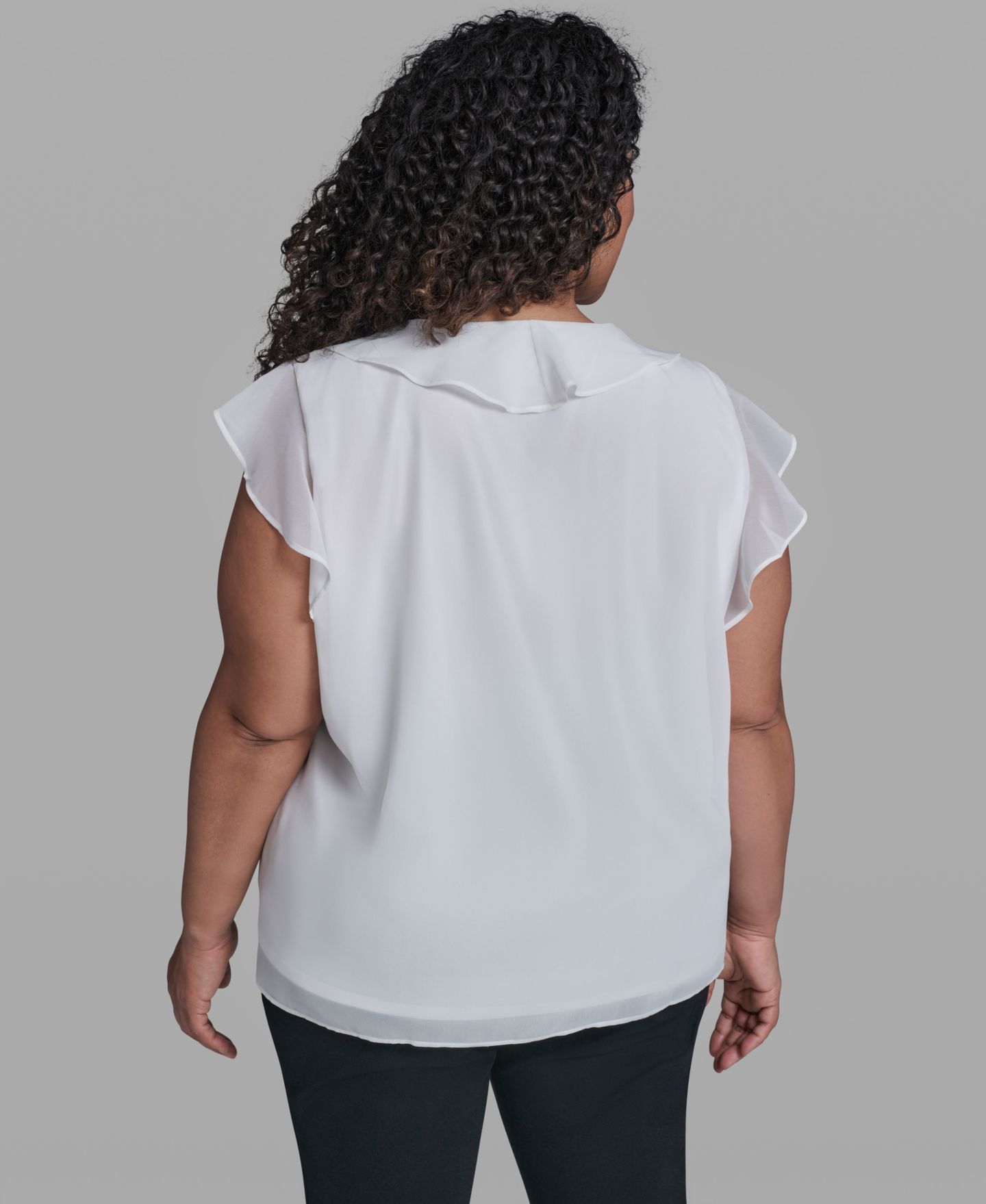 Женская блузка KARL LAGERFELD PARIS Plus Size Rosette V-Neck Ruffle Blouse Top, цвет: Мягкий белый — фото 5