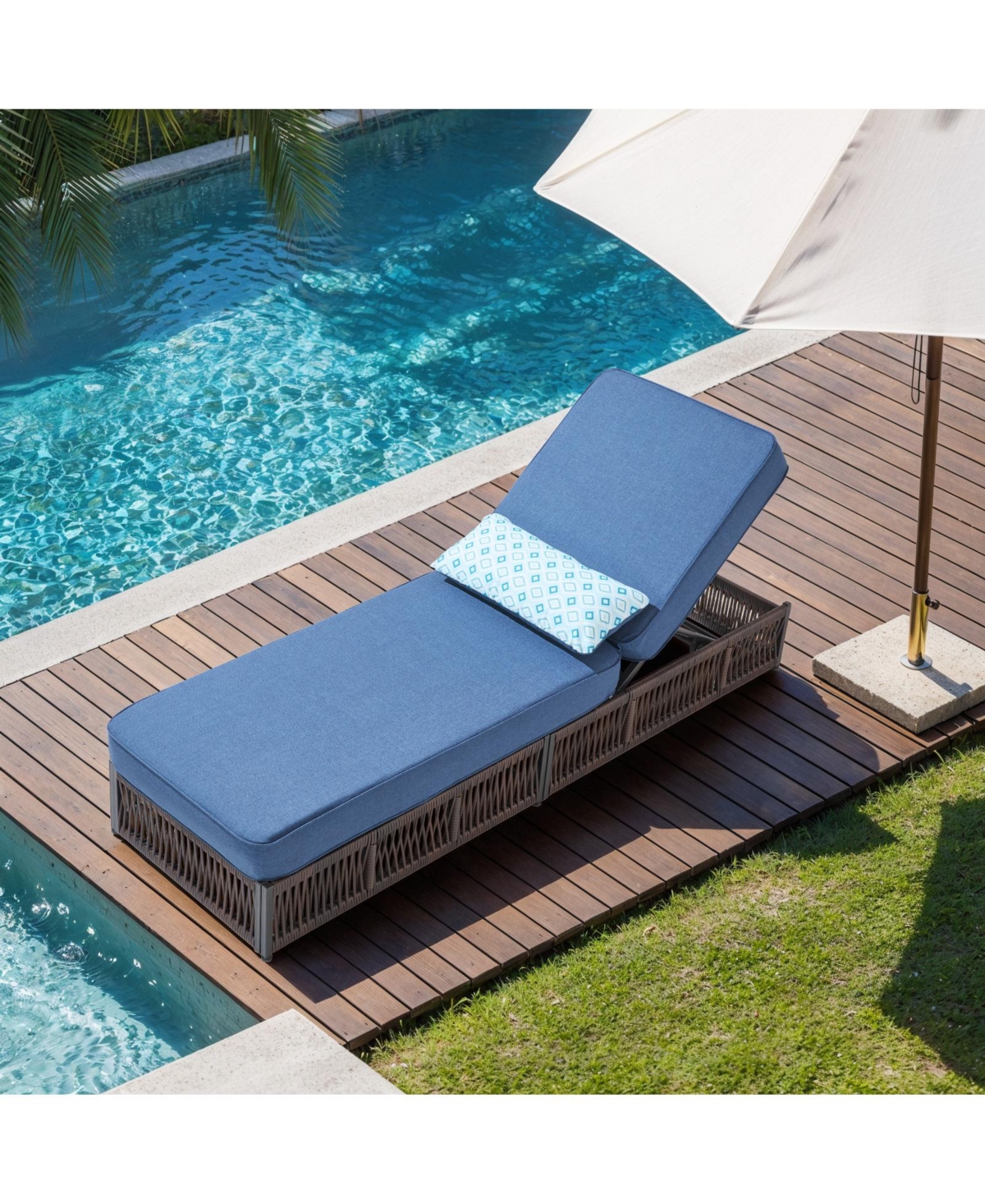 Gymojoy Brown 1-Piece Wicker Chaise Lounge with 5 In. Thick Olefin Cushions Patio Chair for Sunroom, Balcony