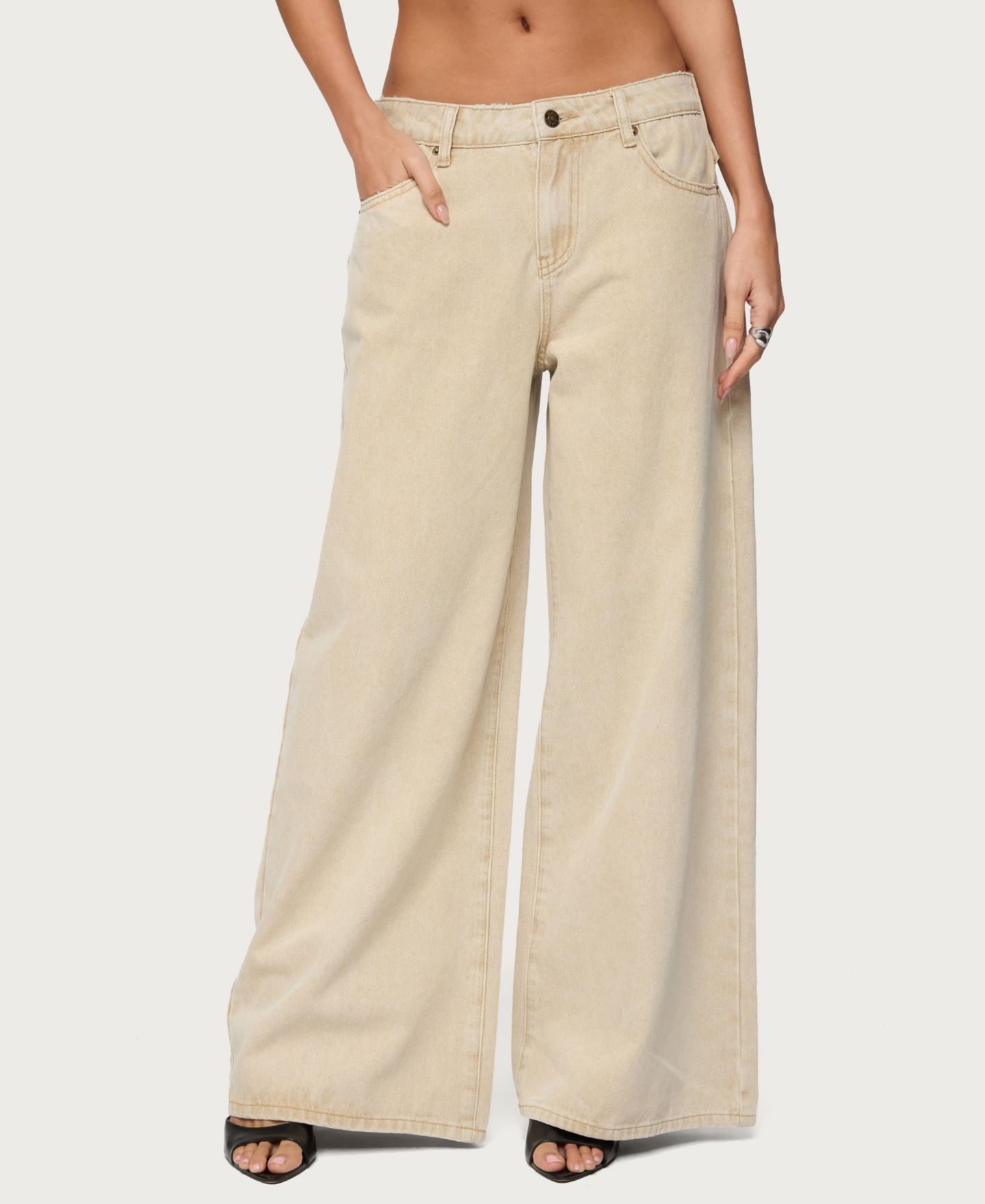 Женские джинсы Edikted Buttoned Belt Low Rise Baggy, цвет: Бежевый — фото 1