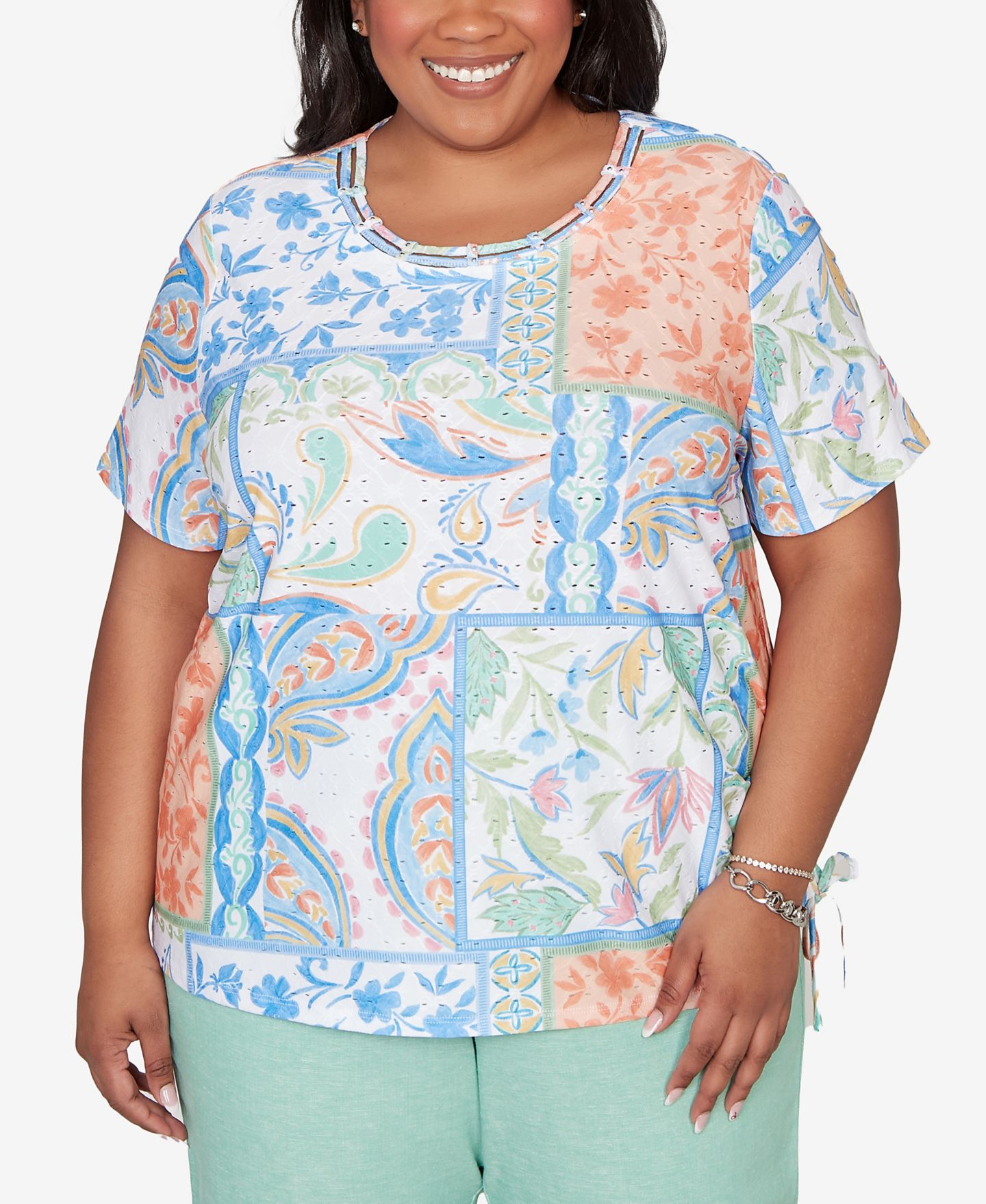 Женский топ Alfred Dunner Plus Size Caribbean Blues Patchwork Scroll Side Tie Ruched, цвет: Зелёный разноцветный — фото 1
