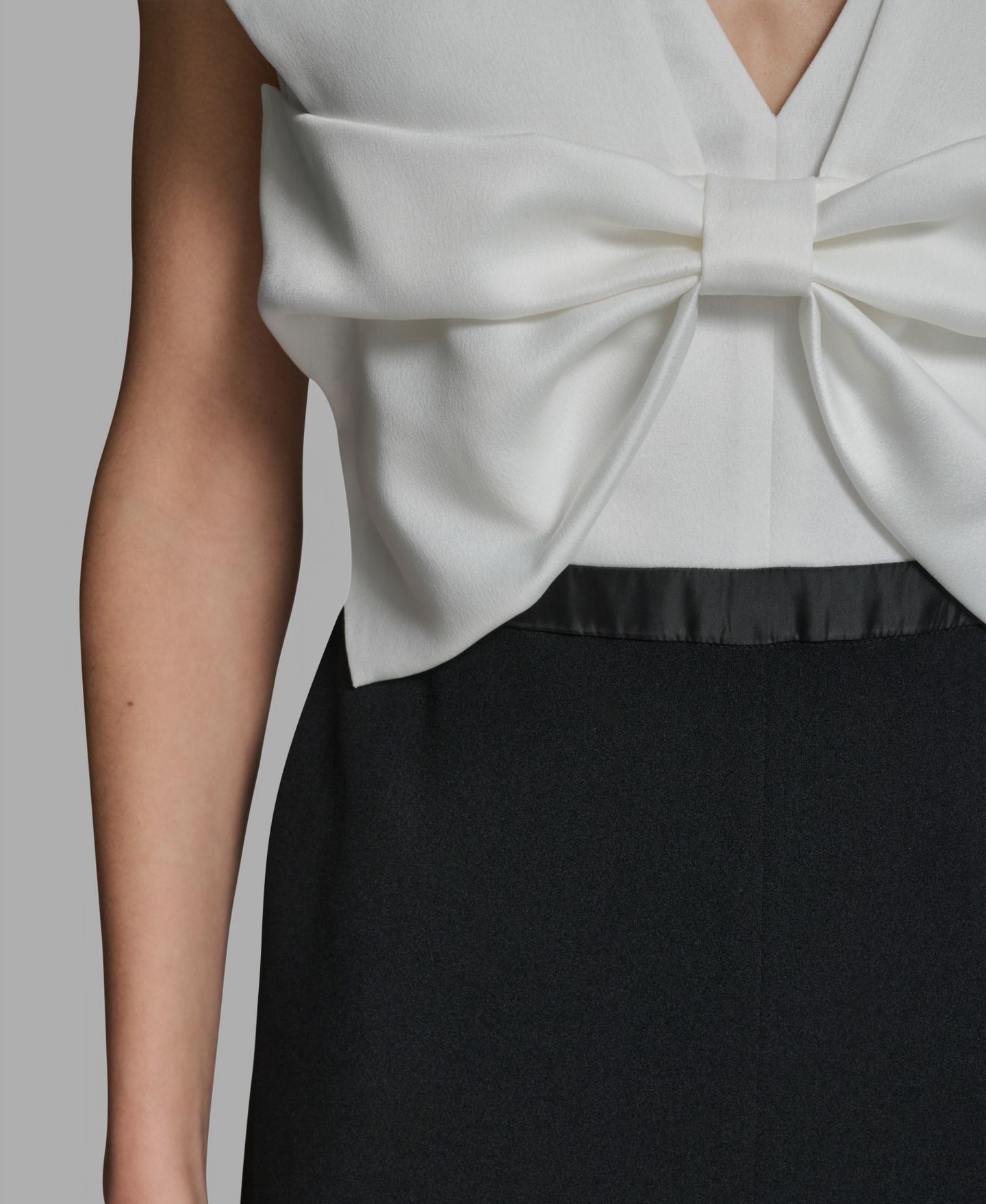 Женский комбинезон KARL LAGERFELD PARIS Sleeveless Mixed Media Bow Bodice Jumpsuit, цвет: Мягкий белый / Чёрный — фото 4